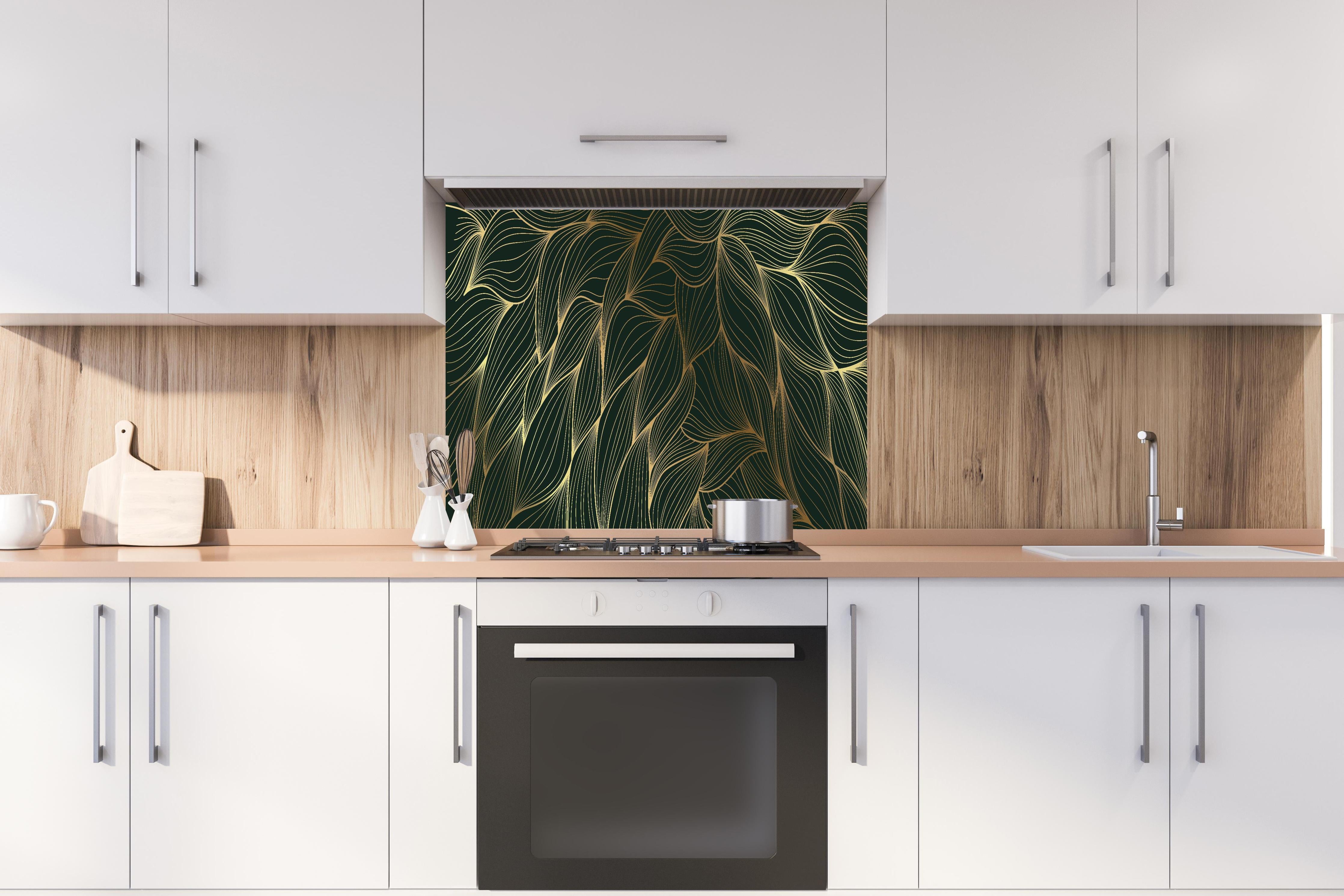 Spritzschutz - Abstraktes Muster mit goldfarbenen Linien hinter einem Cerankochfeld zwischen Holz-Kochutensilien
