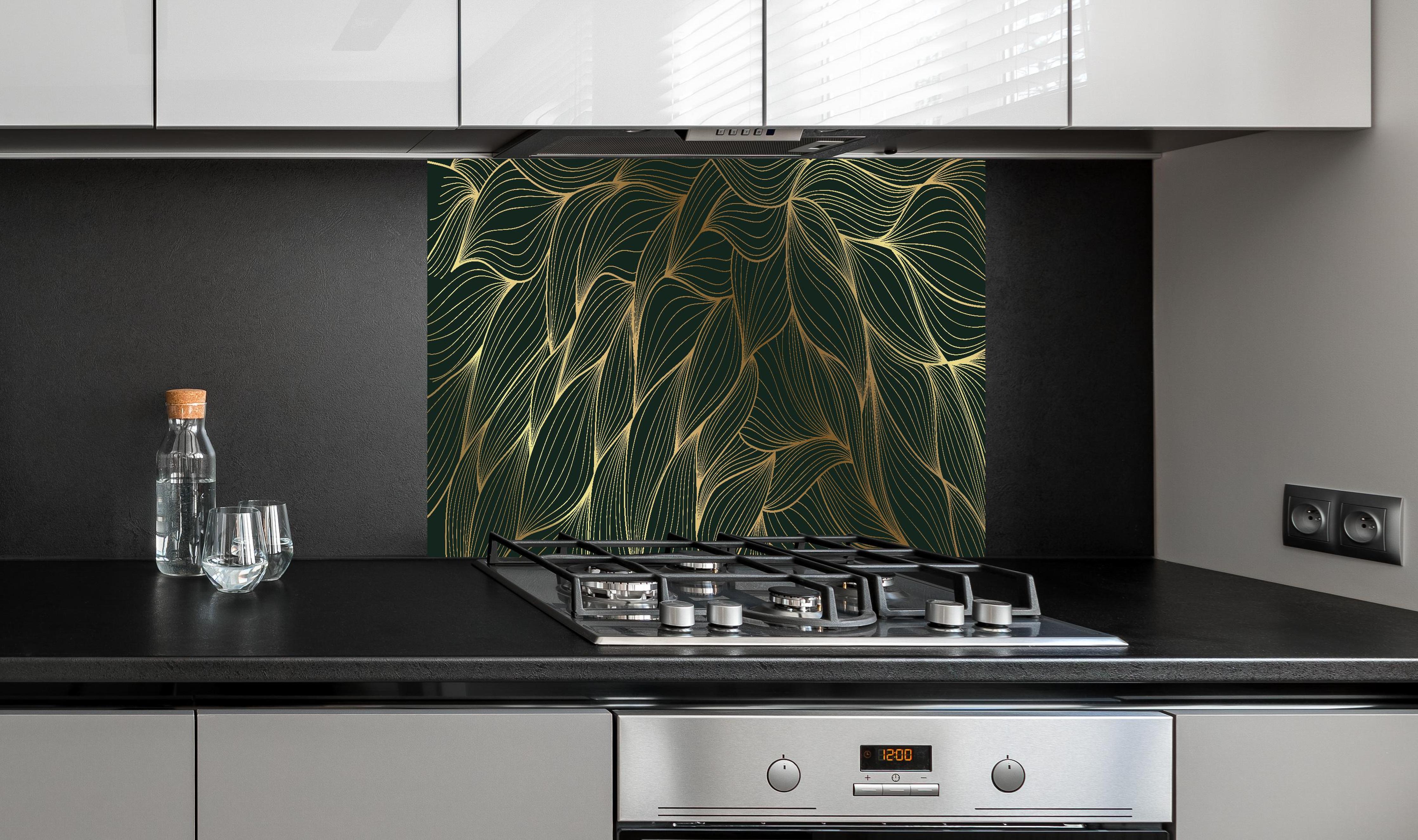 Spritzschutz - Abstraktes Muster mit goldfarbenen Linien hinter einem Cerankochfeld zwischen Holz-Kochutensilien
