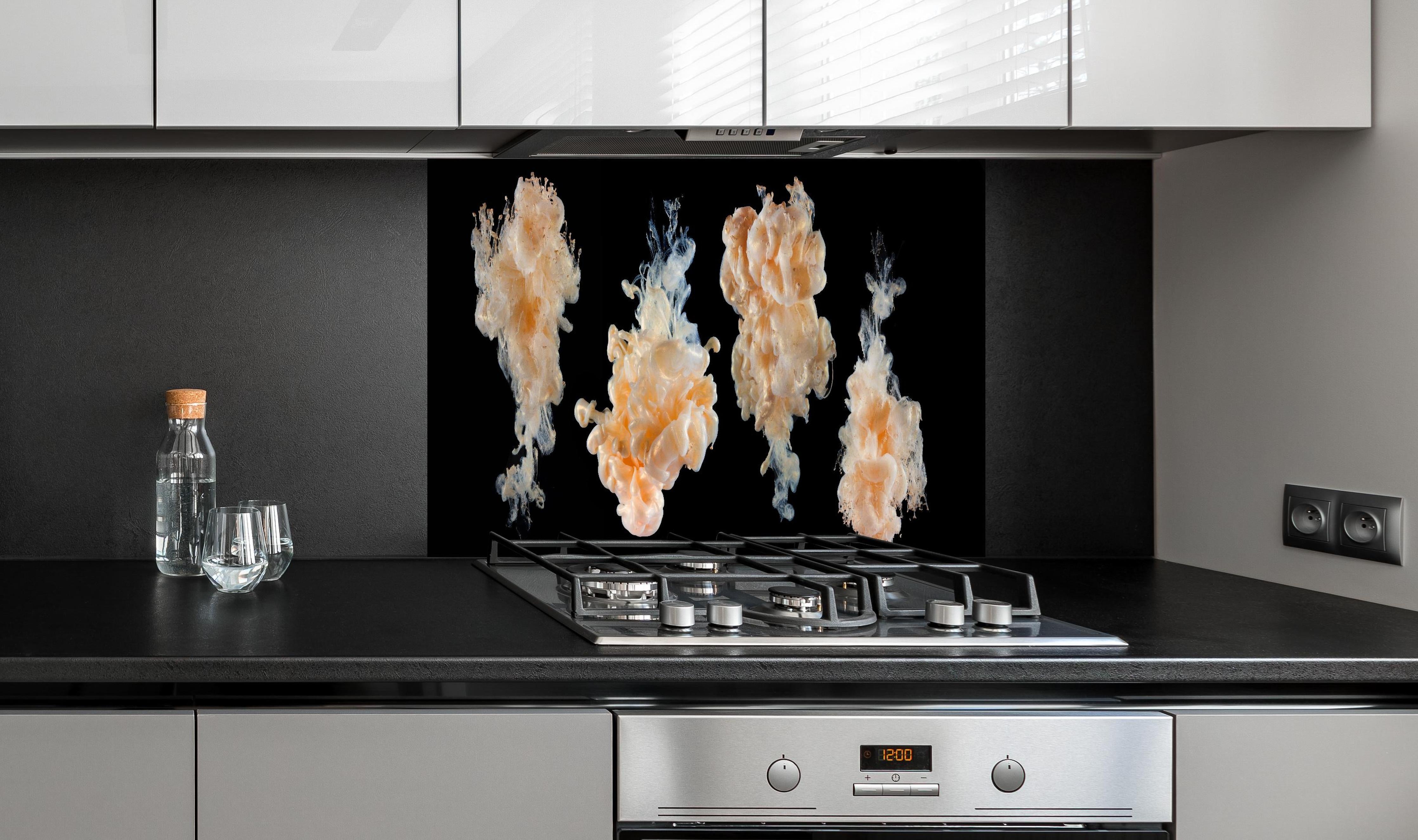 Spritzschutz - Abstraktes Tinten-Wolken Design hinter einem Cerankochfeld zwischen Holz-Kochutensilien
