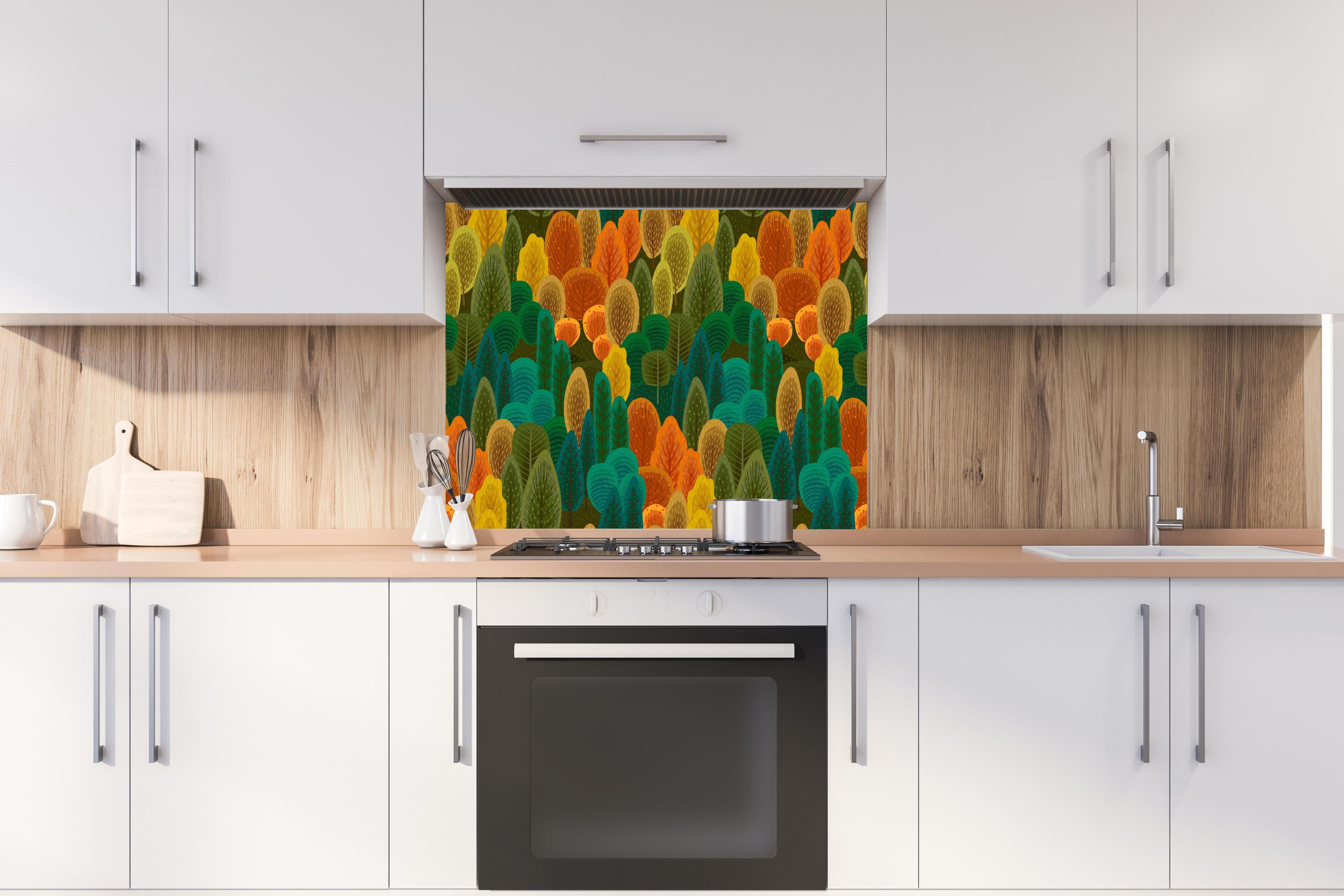 Spritzschutz - Abstraktes Waldmuster in Herbstfarben Design hinter einem Cerankochfeld zwischen Holz-Kochutensilien
