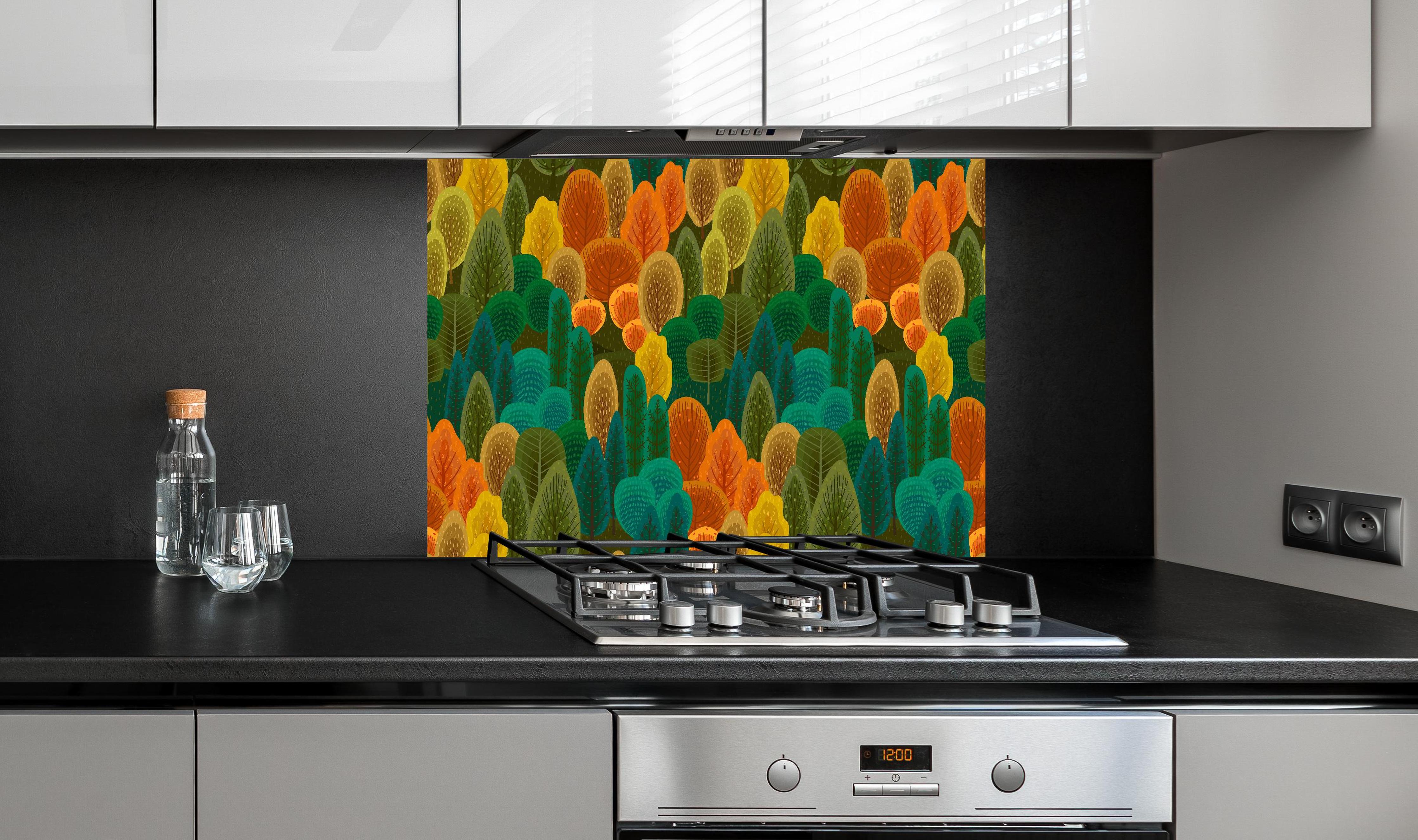 Spritzschutz - Abstraktes Waldmuster in Herbstfarben Design hinter einem Cerankochfeld zwischen Holz-Kochutensilien
