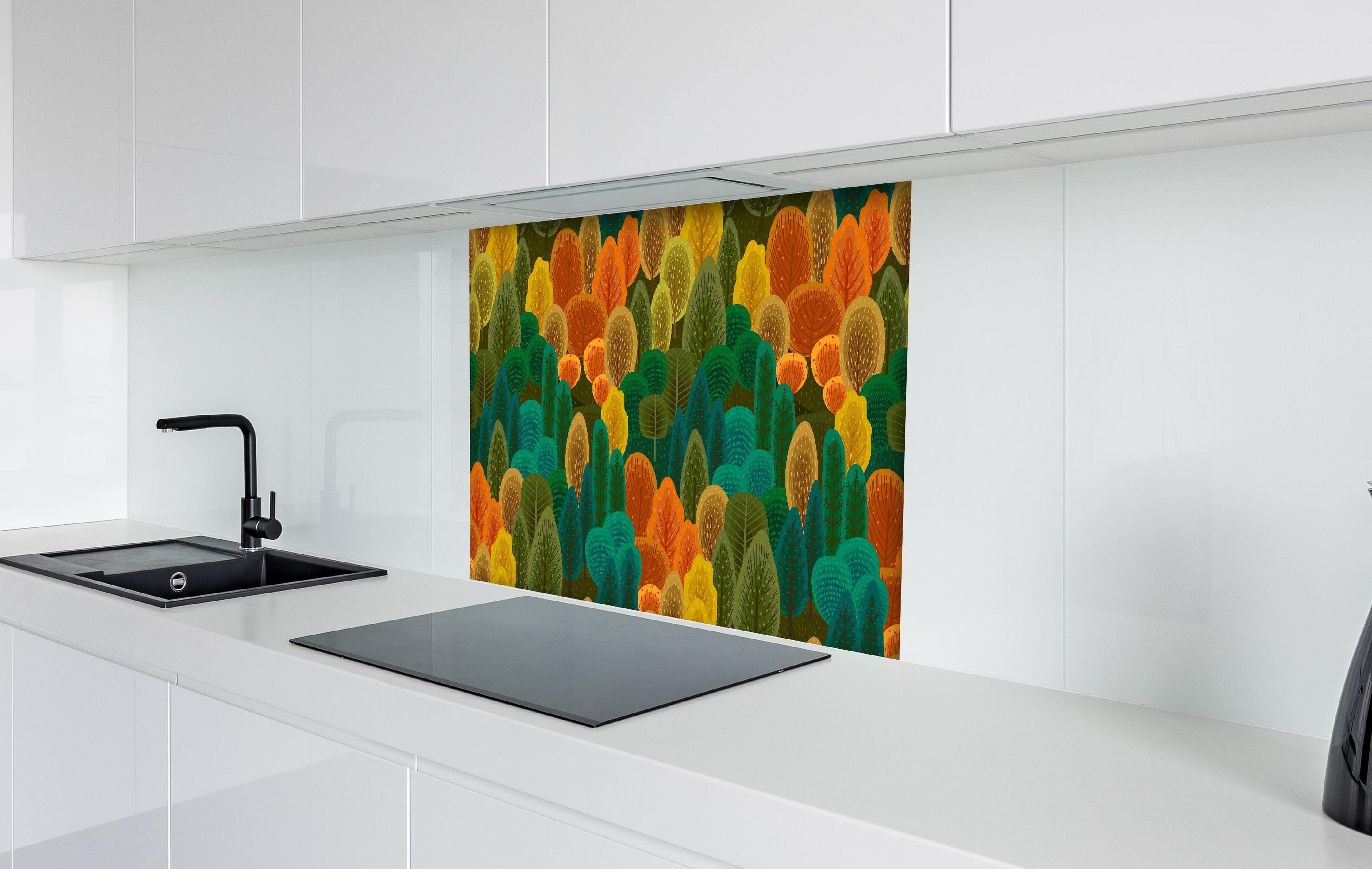 Spritzschutz - Abstraktes Waldmuster in Herbstfarben Design hinter einem Cerankochfeld zwischen Holz-Kochutensilien
