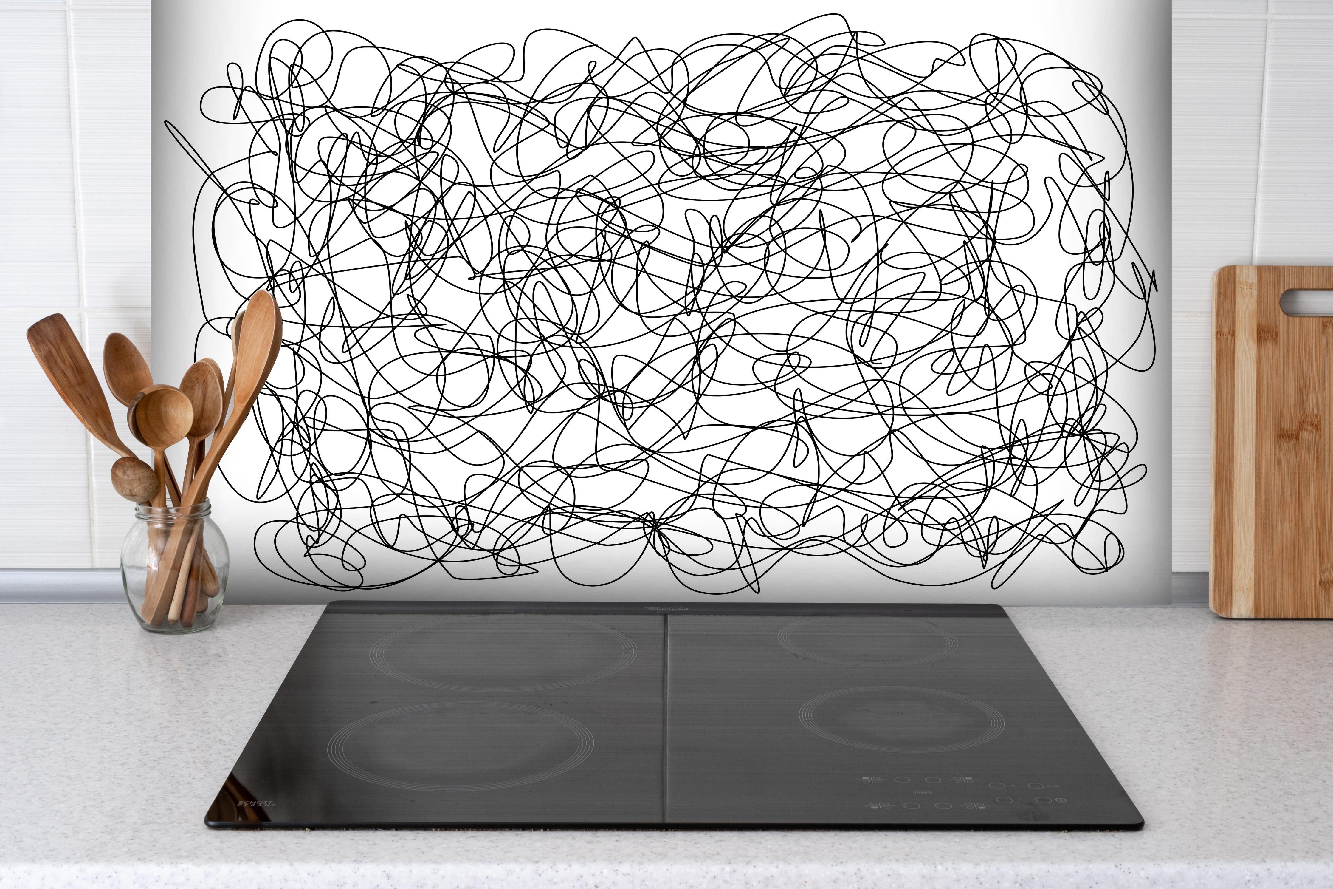 Spritzschutz - Abstraktes doodle hinter einem Cerankochfeld zwischen Holz-Kochutensilien
