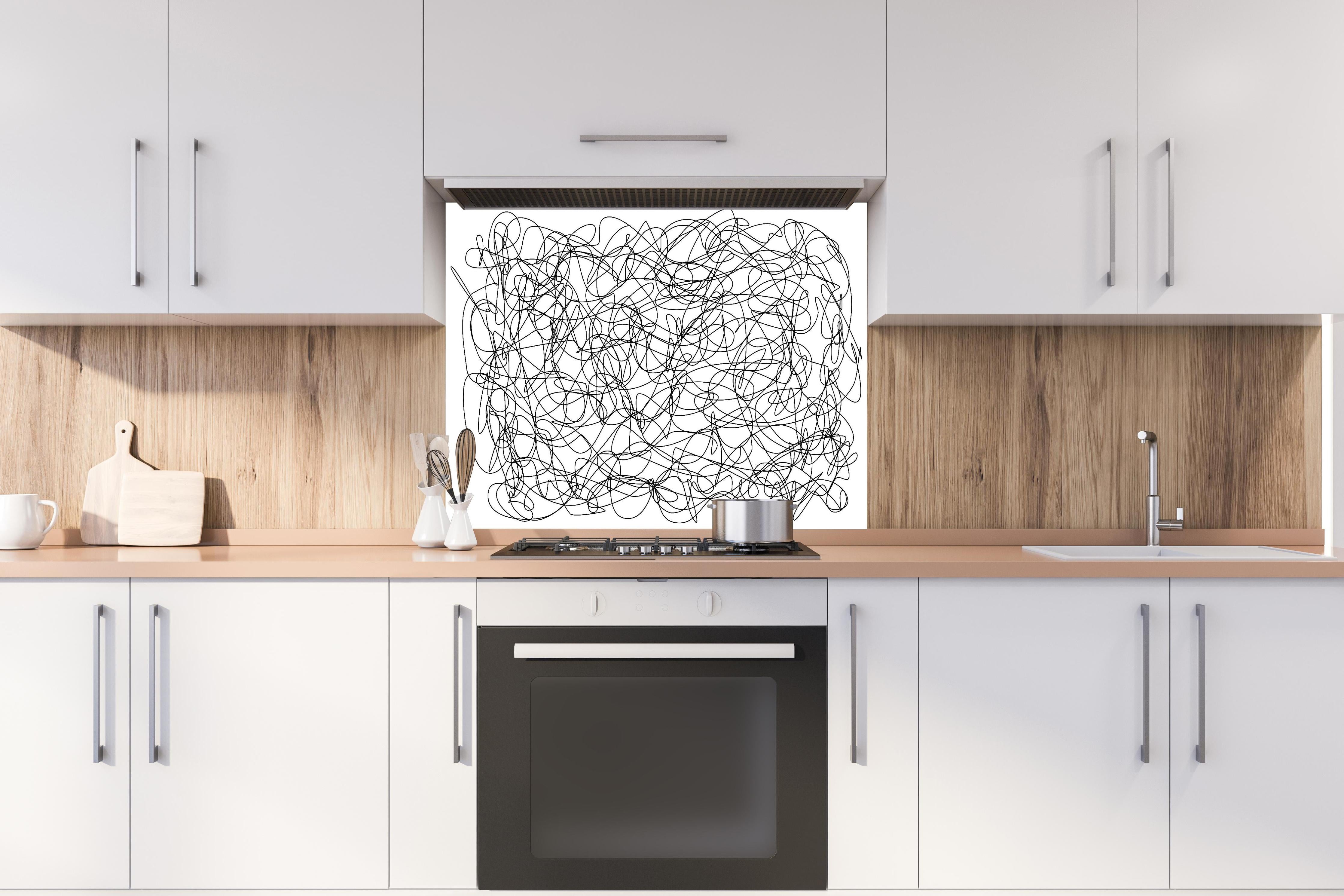Spritzschutz - Abstraktes doodle hinter einem Cerankochfeld zwischen Holz-Kochutensilien
