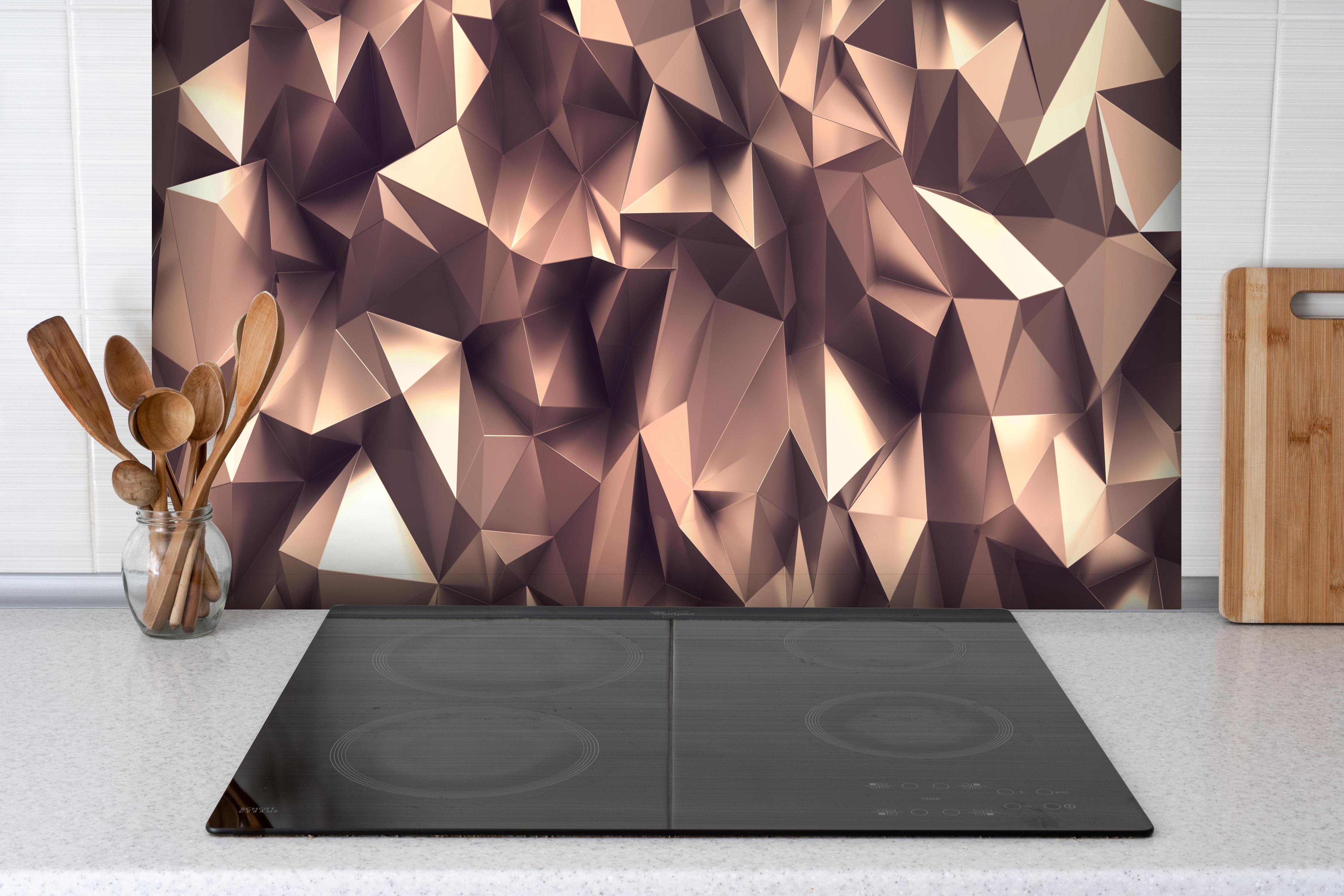 Spritzschutz - Abstraktes roségoldenes Kristall-Facettenmuster hinter einem Cerankochfeld zwischen Holz-Kochutensilien
