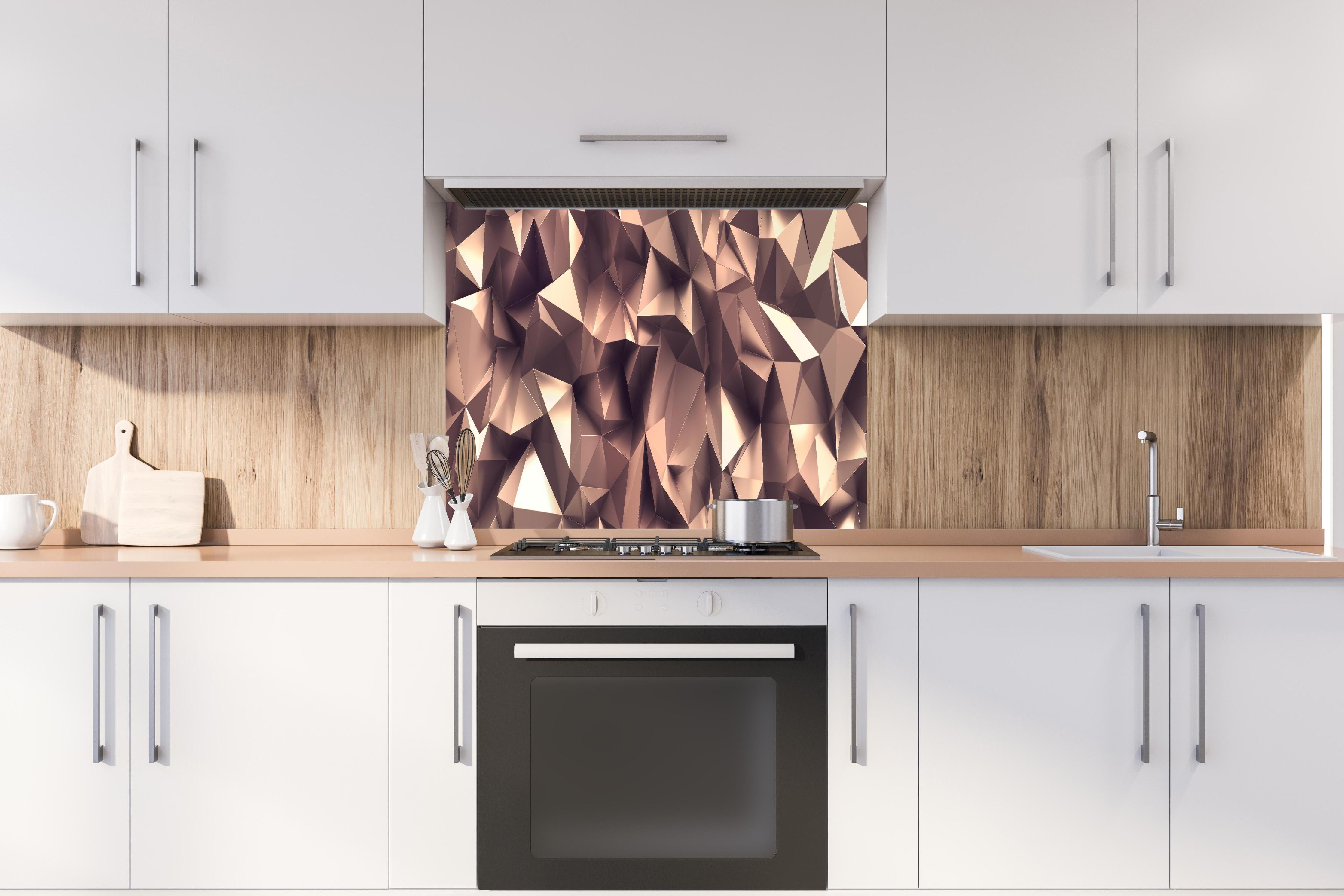 Spritzschutz - Abstraktes roségoldenes Kristall-Facettenmuster hinter einem Cerankochfeld zwischen Holz-Kochutensilien
