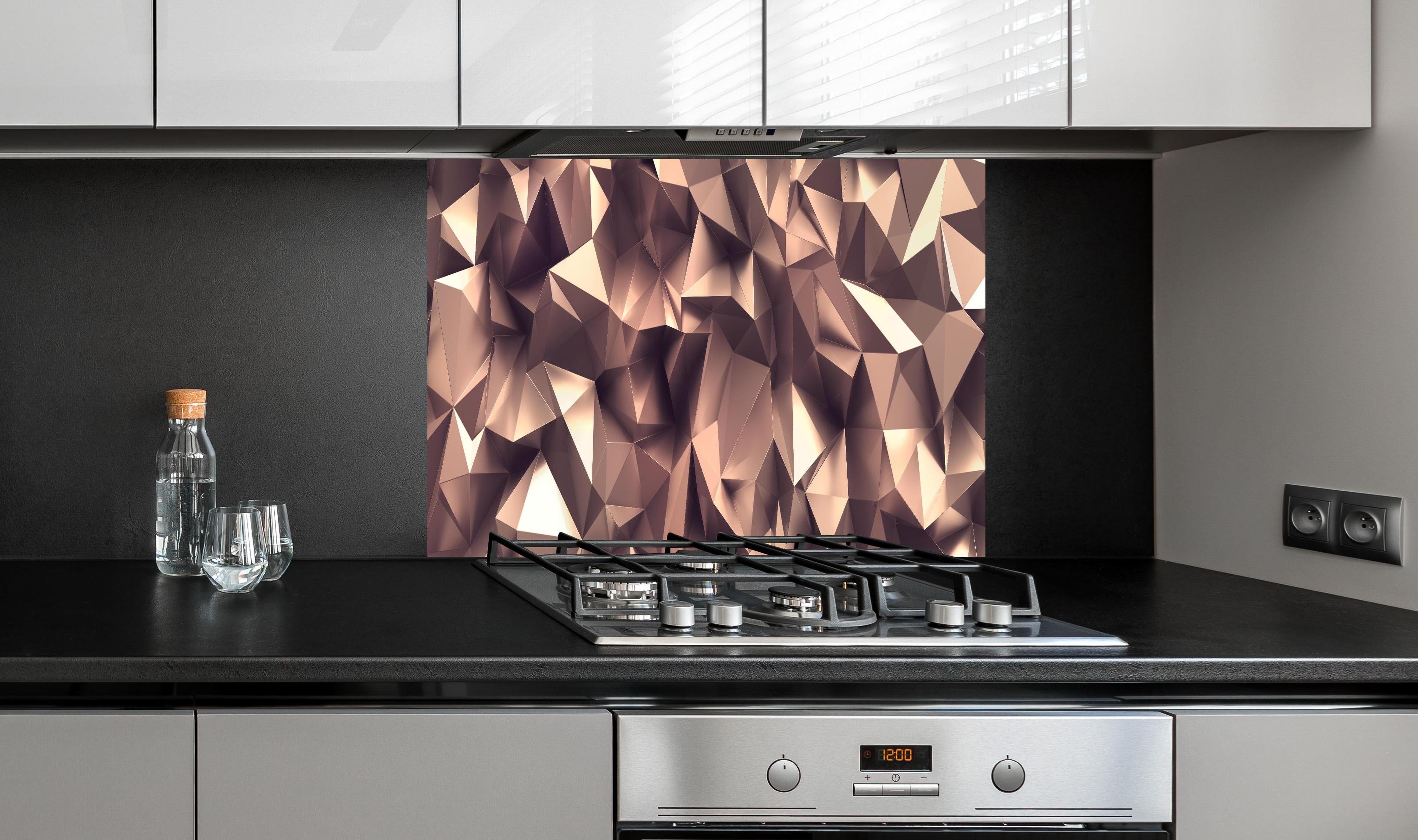 Spritzschutz - Abstraktes roségoldenes Kristall-Facettenmuster hinter einem Cerankochfeld zwischen Holz-Kochutensilien
