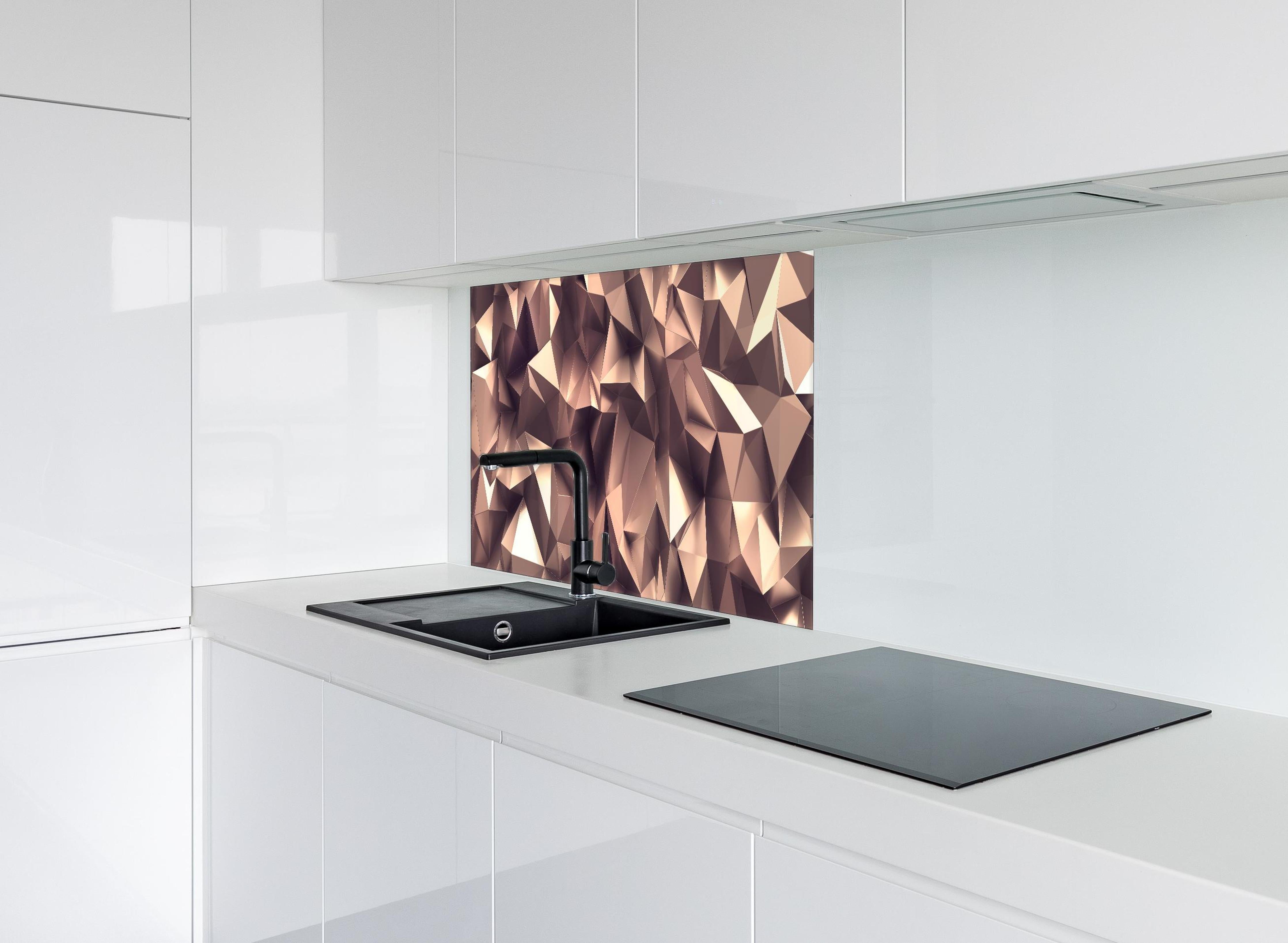 Spritzschutz - Abstraktes roségoldenes Kristall-Facettenmuster hinter einem Cerankochfeld zwischen Holz-Kochutensilien
