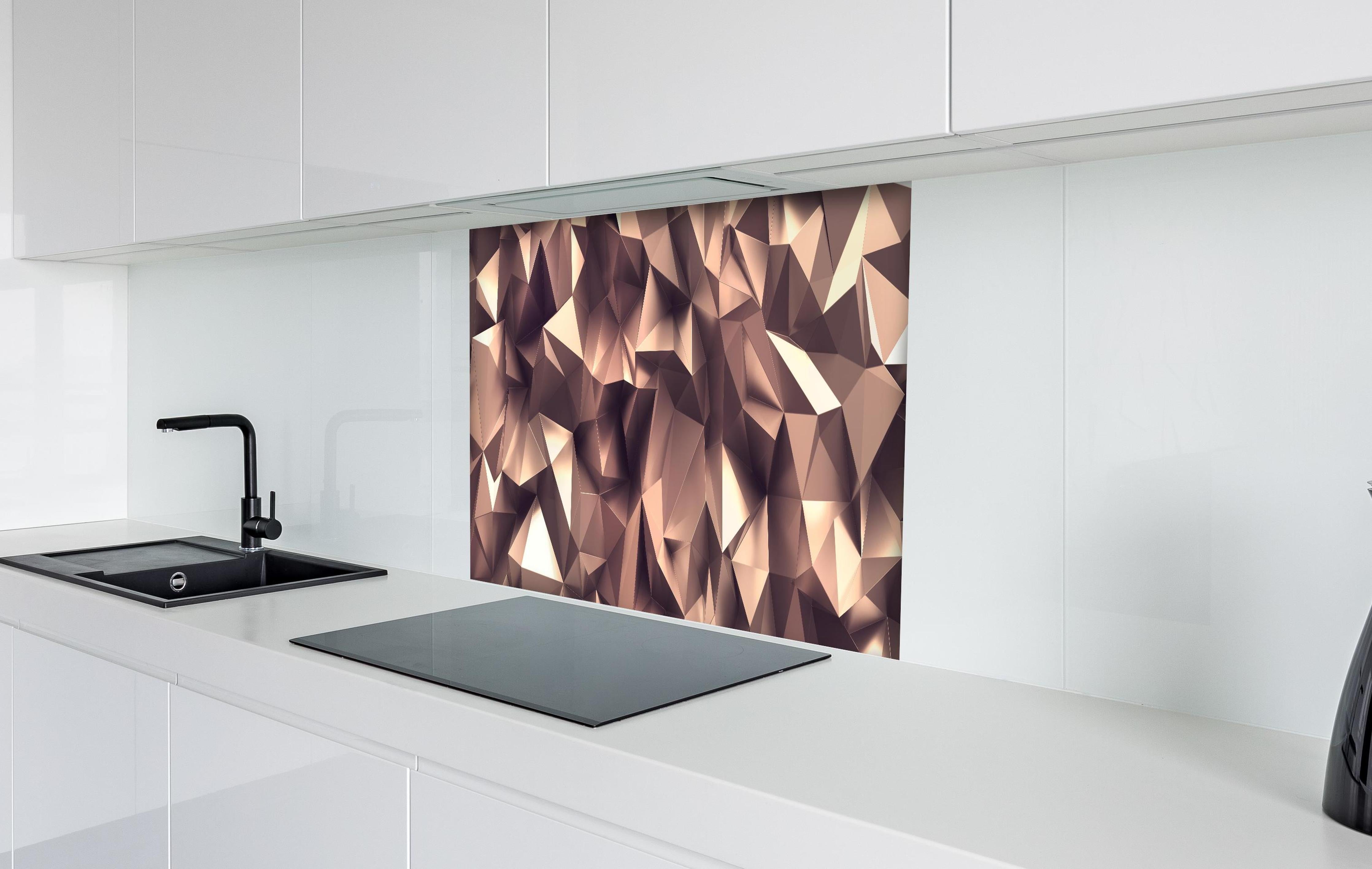 Spritzschutz - Abstraktes roségoldenes Kristall-Facettenmuster hinter einem Cerankochfeld zwischen Holz-Kochutensilien
