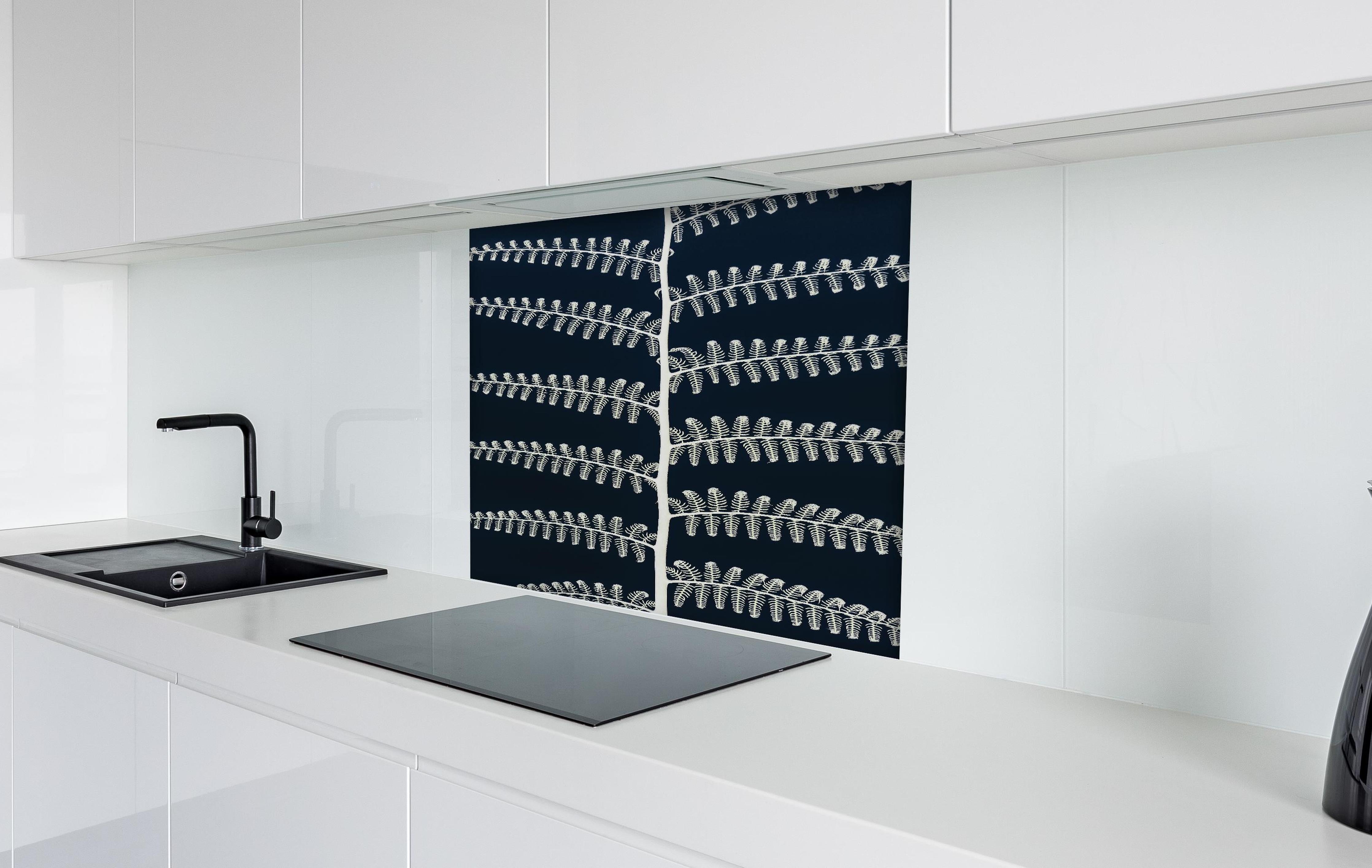Spritzschutz - Abstraktes symmetrisches Blatt Design in Blau hinter einem Cerankochfeld zwischen Holz-Kochutensilien
