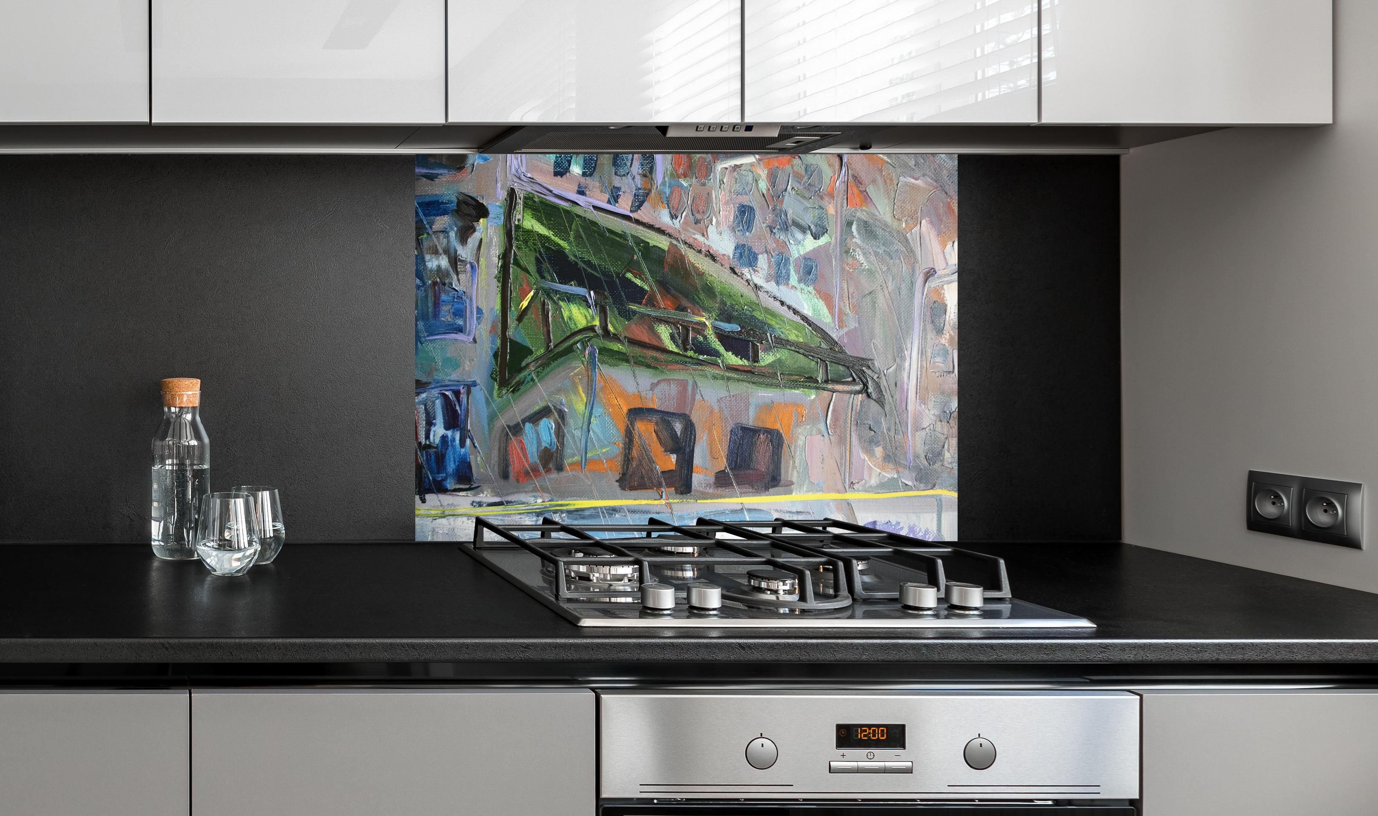 Spritzschutz - Acryl Farben Kunst - Gebäude hinter einem Cerankochfeld zwischen Holz-Kochutensilien
