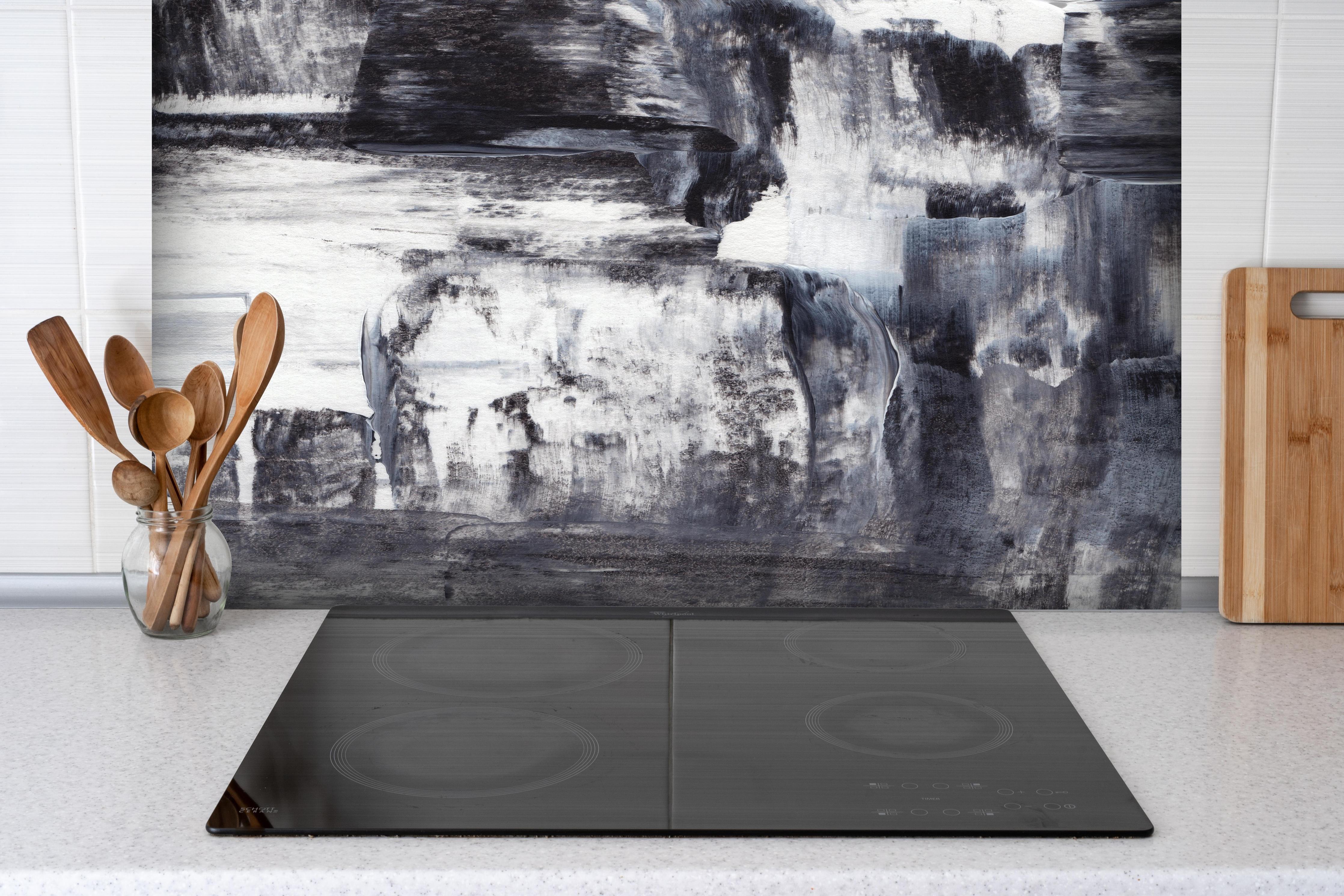 Spritzschutz - Acryl Gemälde - Schwarz-weiß hinter einem Cerankochfeld zwischen Holz-Kochutensilien
