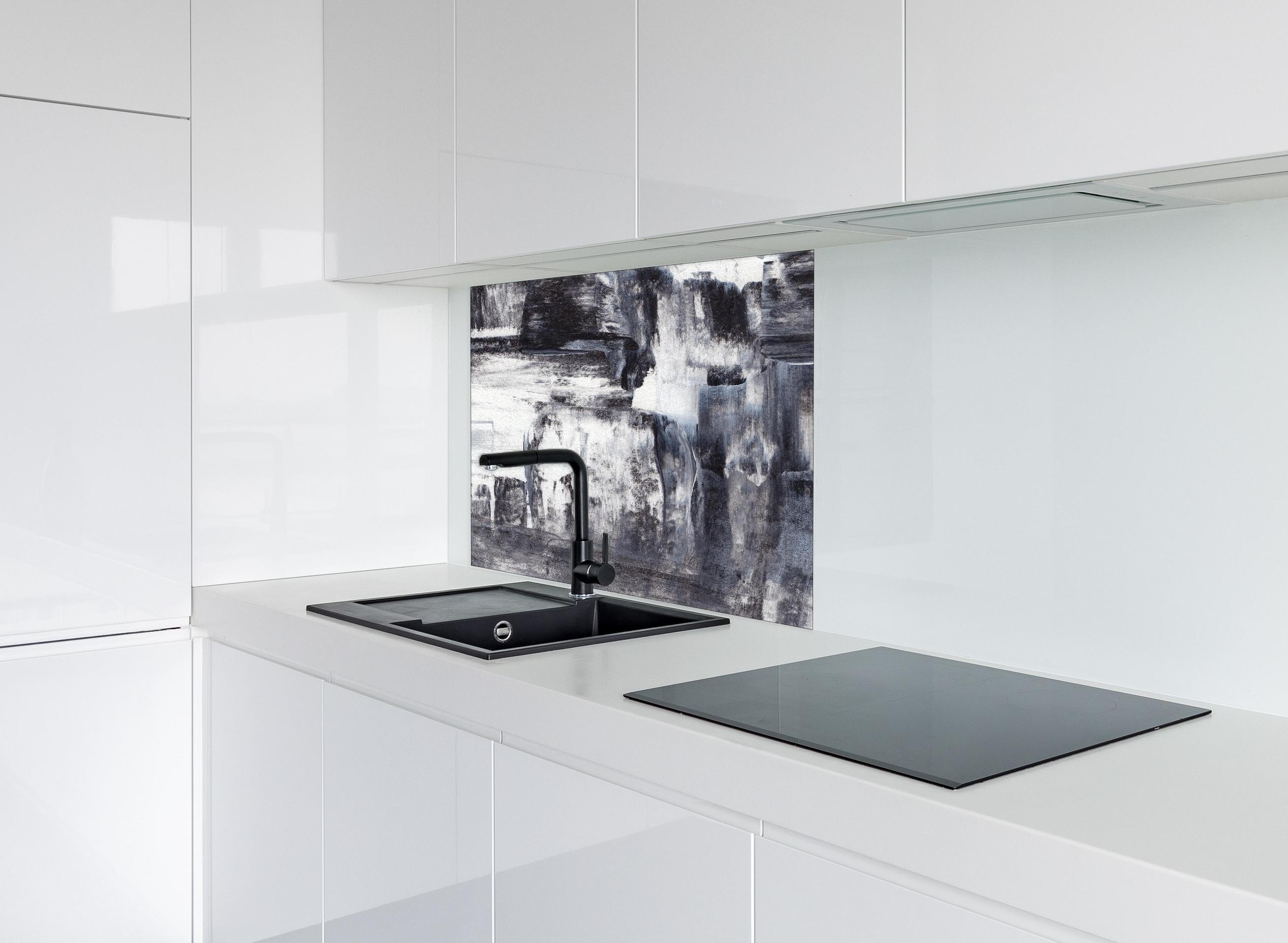 Spritzschutz - Acryl Gemälde - Schwarz-weiß hinter einem Cerankochfeld zwischen Holz-Kochutensilien
