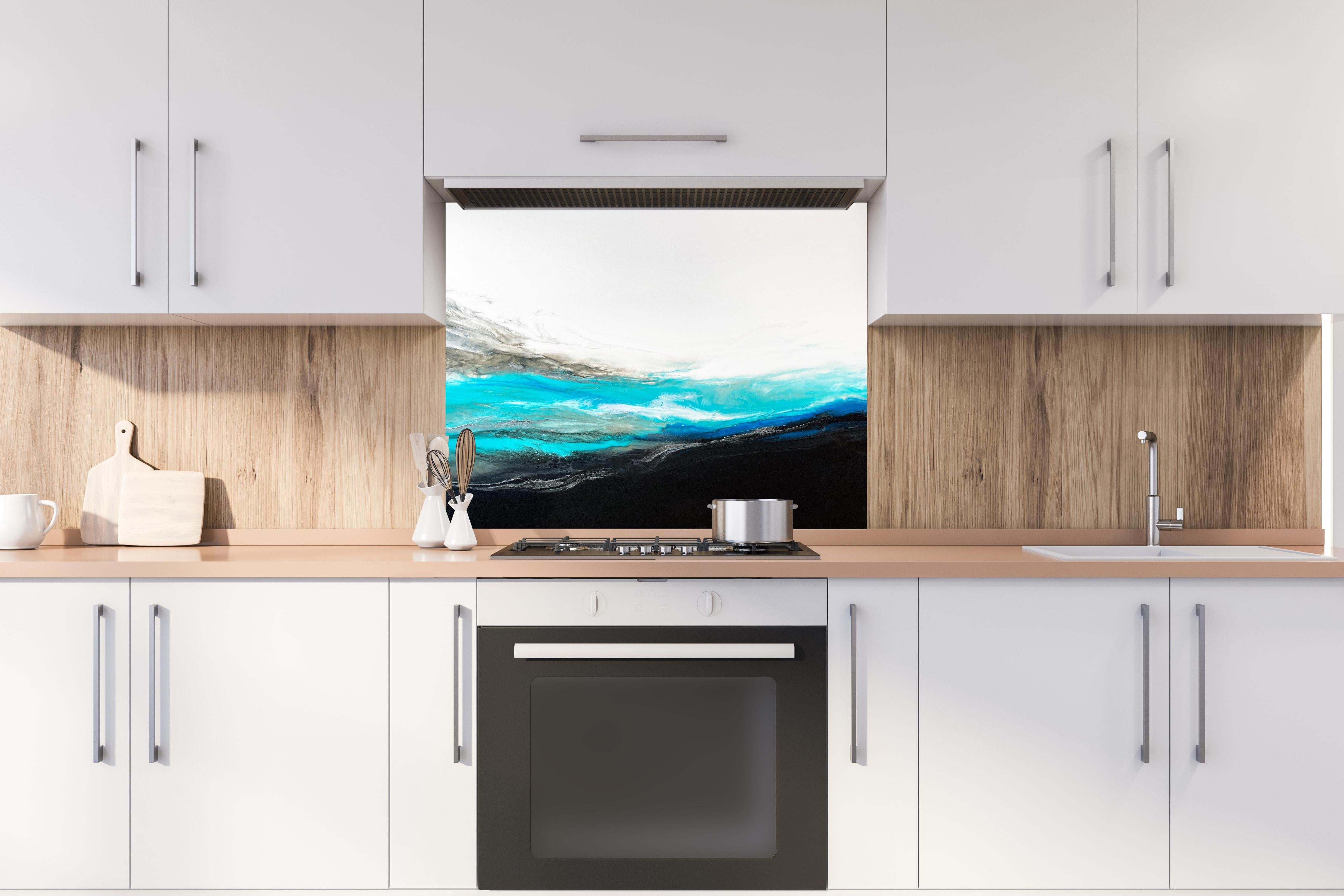 Spritzschutz - Acryl Gemälde - Wellen  hinter einem Cerankochfeld zwischen Holz-Kochutensilien
