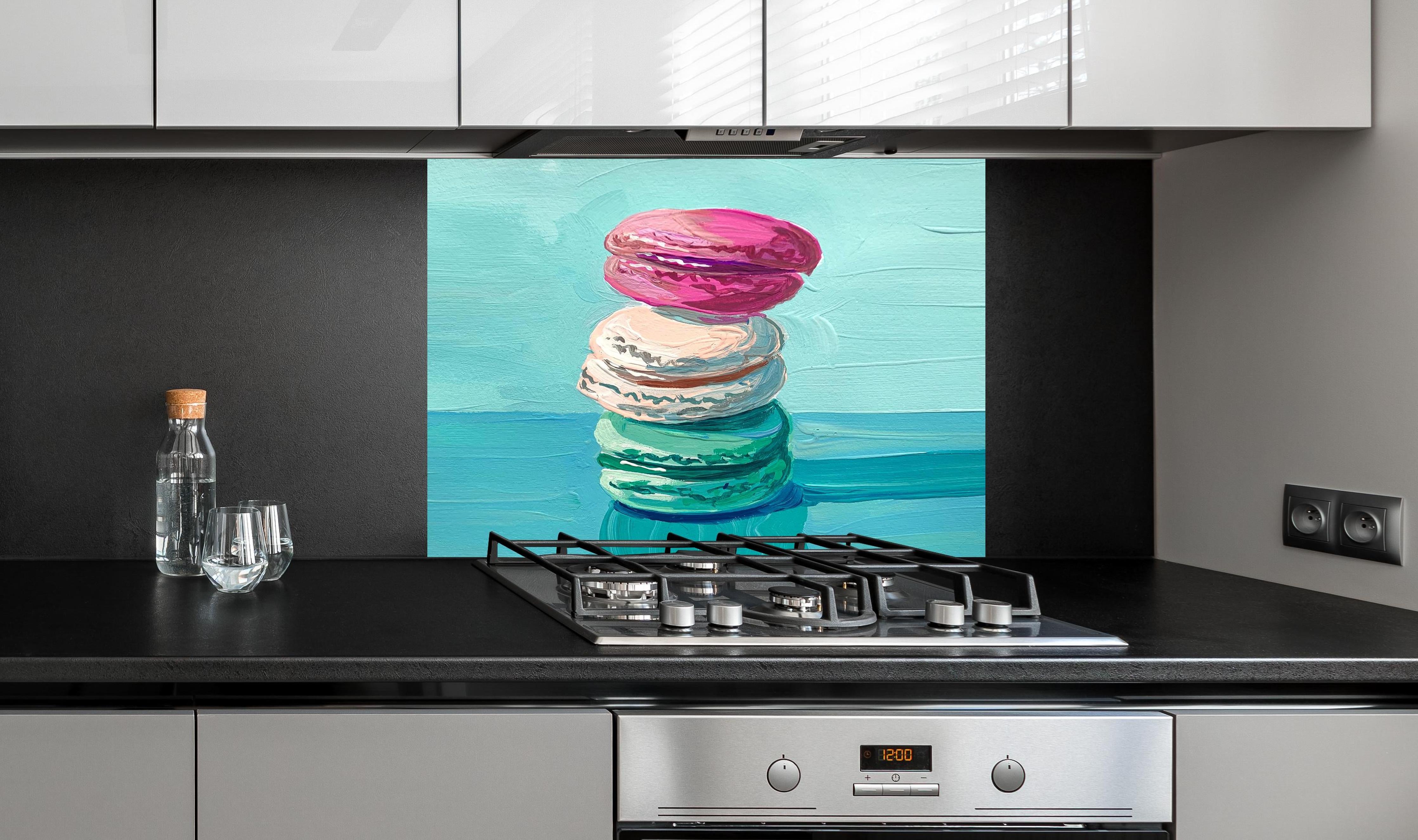 Spritzschutz - Acryl Macarons - Bunt hinter einem Cerankochfeld zwischen Holz-Kochutensilien
