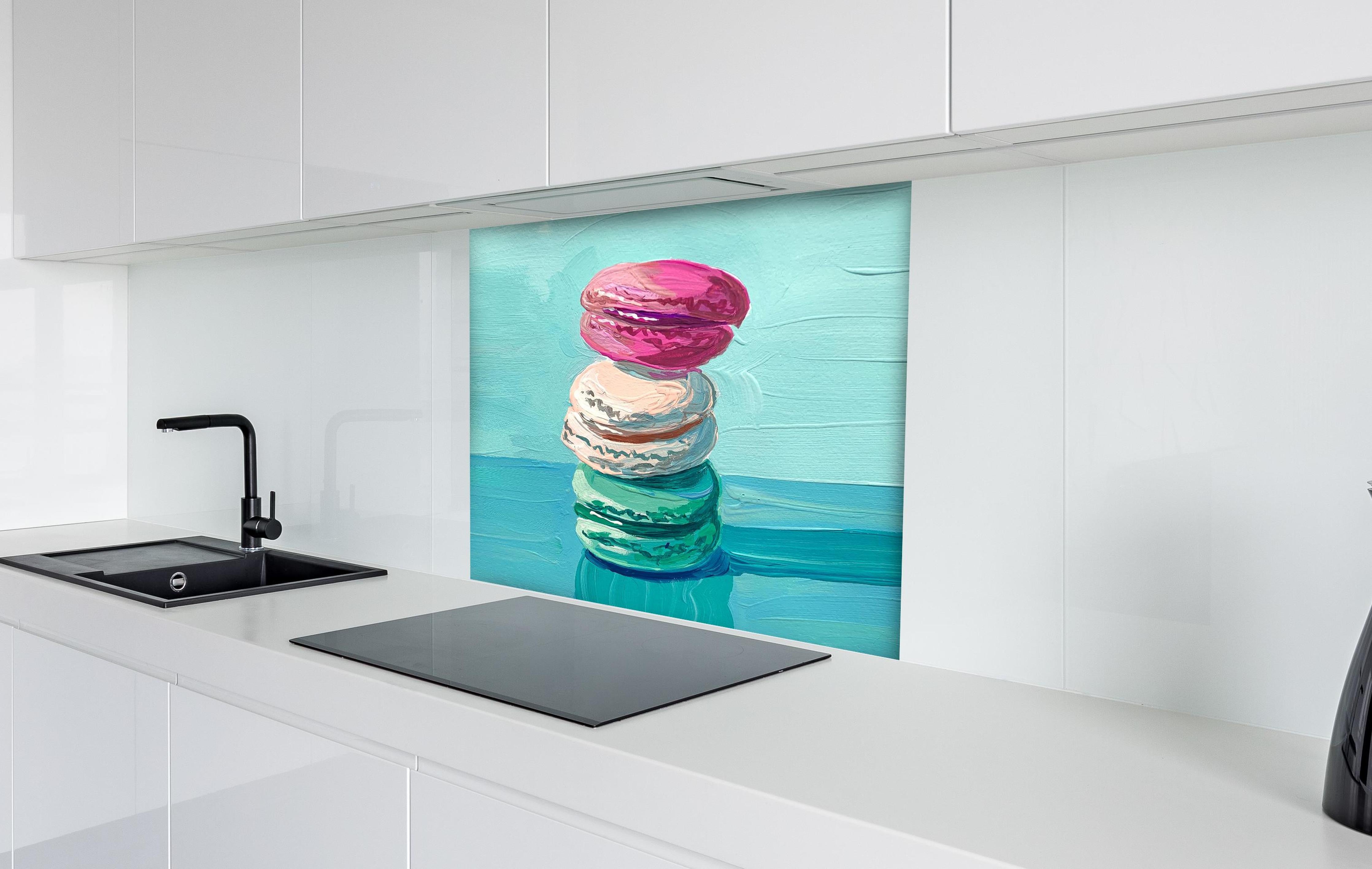Spritzschutz - Acryl Macarons - Bunt hinter einem Cerankochfeld zwischen Holz-Kochutensilien
