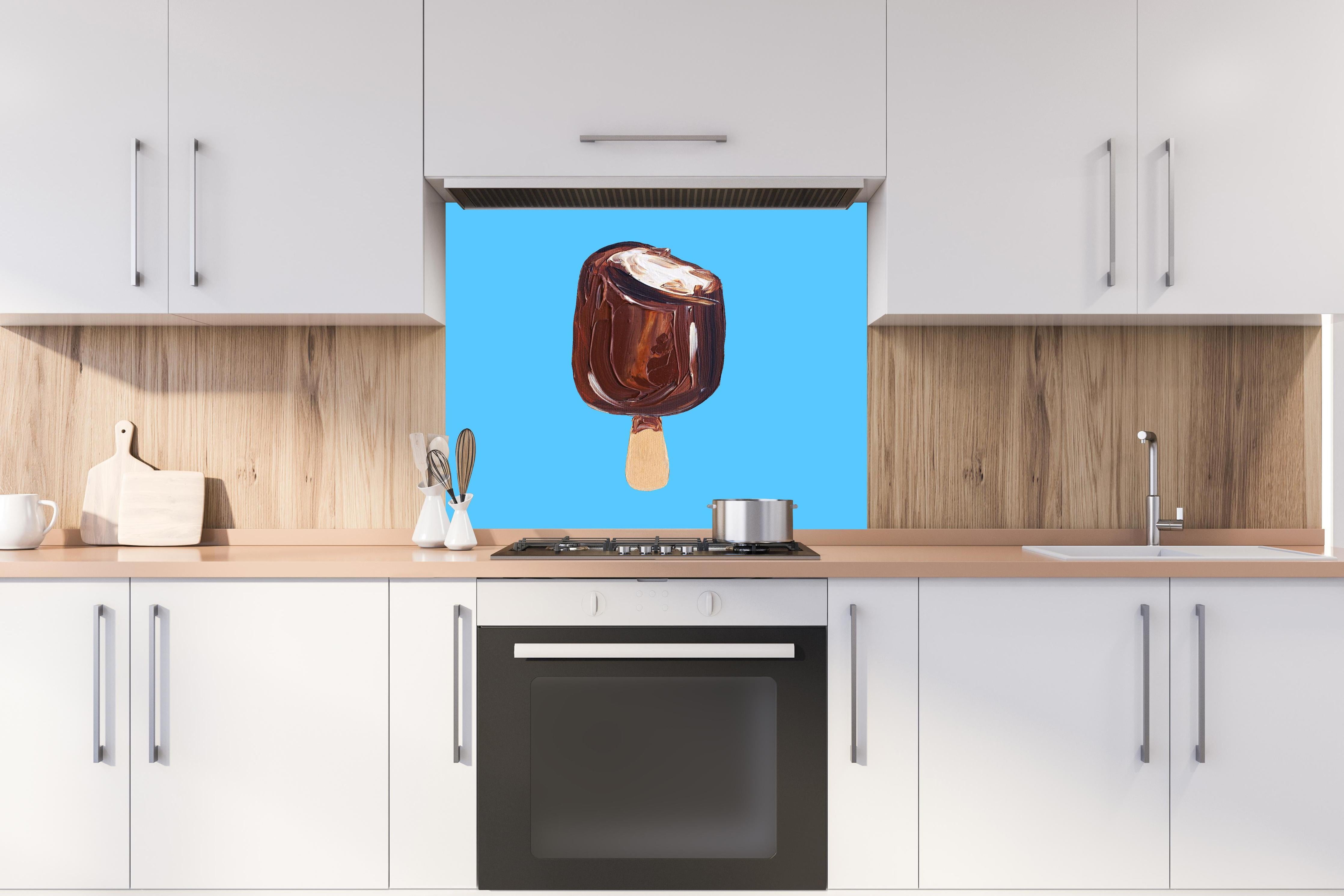 Spritzschutz - Acryl Zeichnung - Eis hinter einem Cerankochfeld zwischen Holz-Kochutensilien
