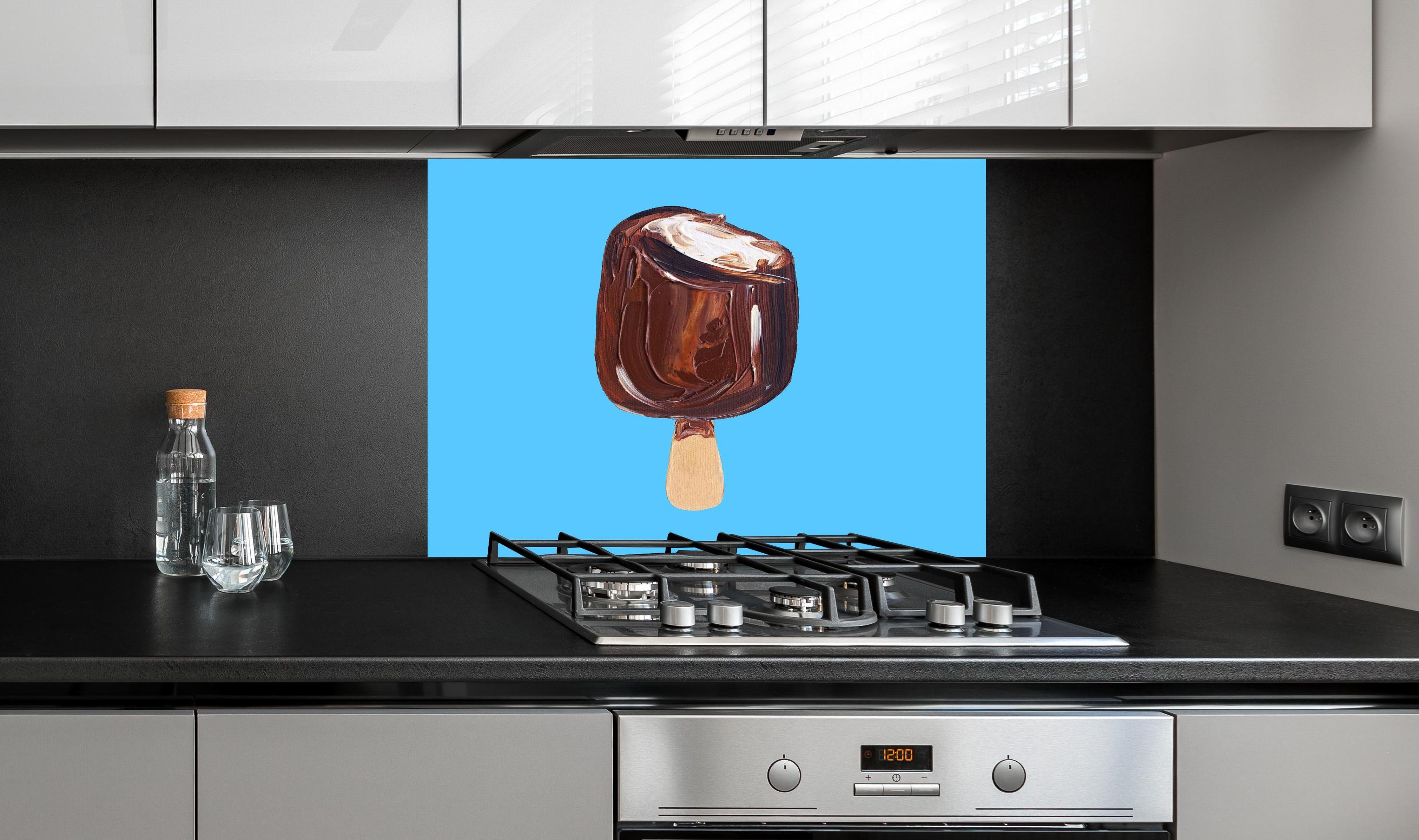 Spritzschutz - Acryl Zeichnung - Eis hinter einem Cerankochfeld zwischen Holz-Kochutensilien
