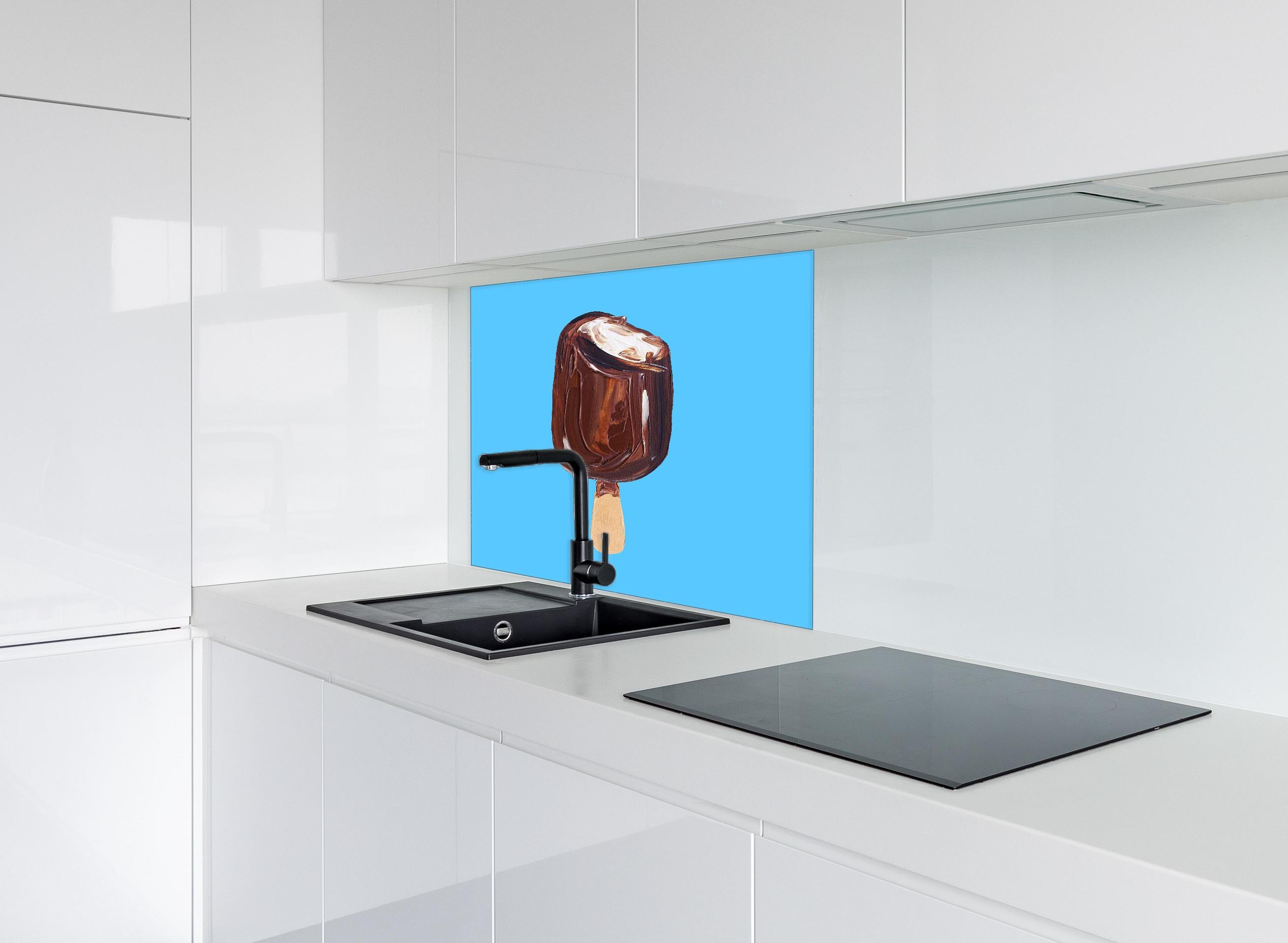 Spritzschutz - Acryl Zeichnung - Eis hinter einem Cerankochfeld zwischen Holz-Kochutensilien
