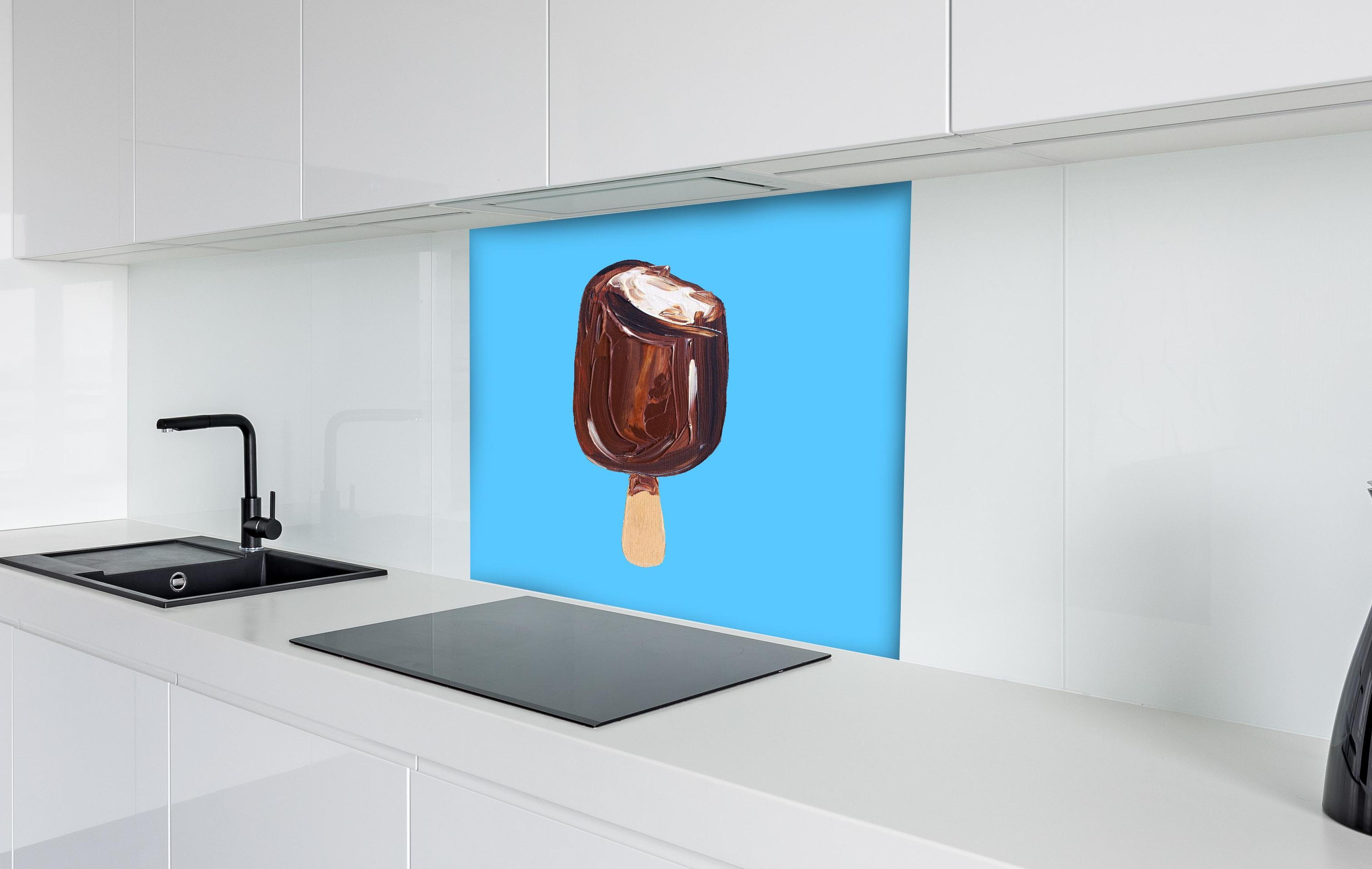 Spritzschutz - Acryl Zeichnung - Eis hinter einem Cerankochfeld zwischen Holz-Kochutensilien
