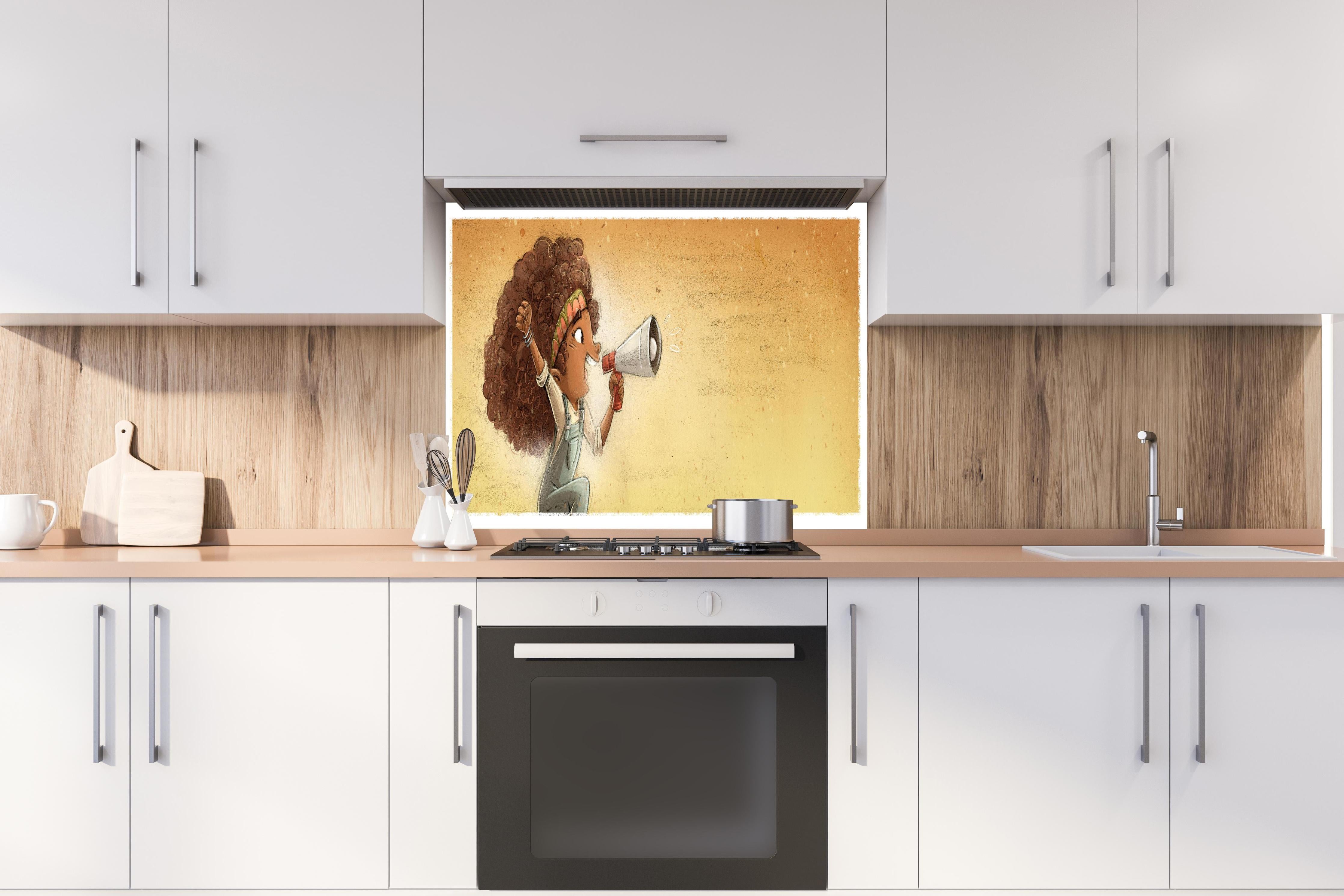 Spritzschutz - Afroamerikanisches Mädchen mit einem Megaphon hinter einem Cerankochfeld zwischen Holz-Kochutensilien
