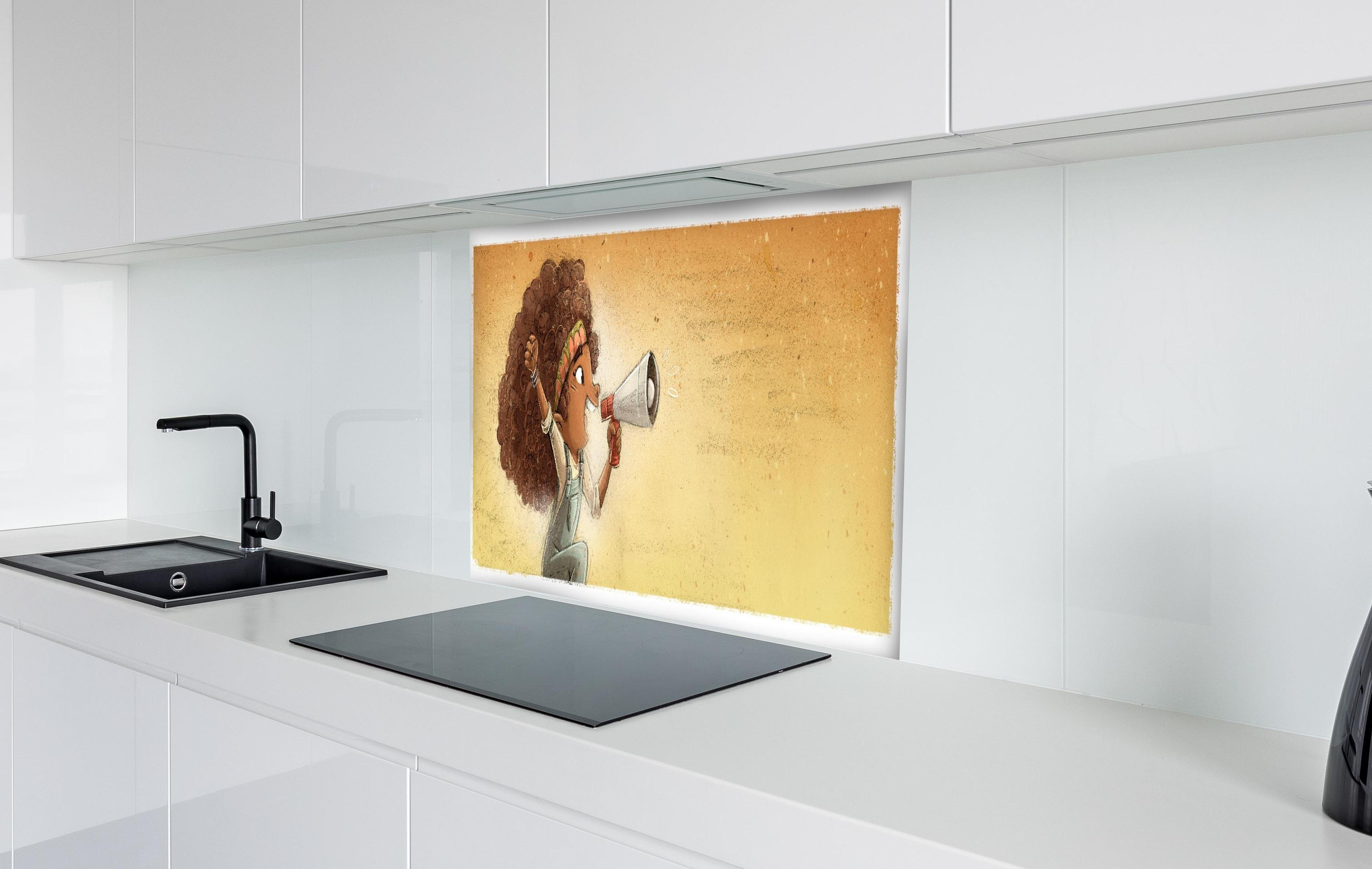 Spritzschutz - Afroamerikanisches Mädchen mit einem Megaphon hinter einem Cerankochfeld zwischen Holz-Kochutensilien
