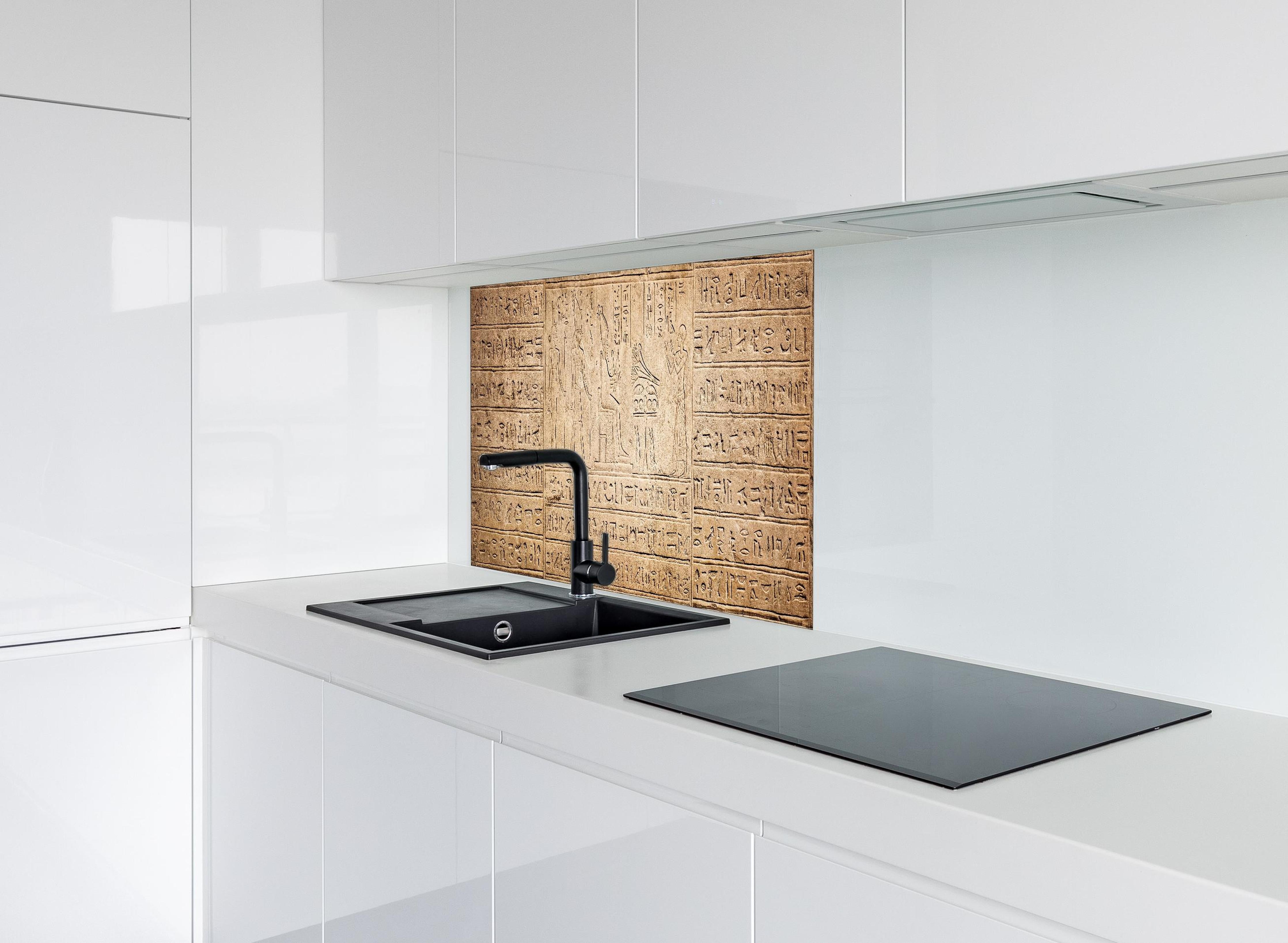 Spritzschutz - Ägyptische Hieroglyphen auf Sandstein hinter einem Cerankochfeld zwischen Holz-Kochutensilien
