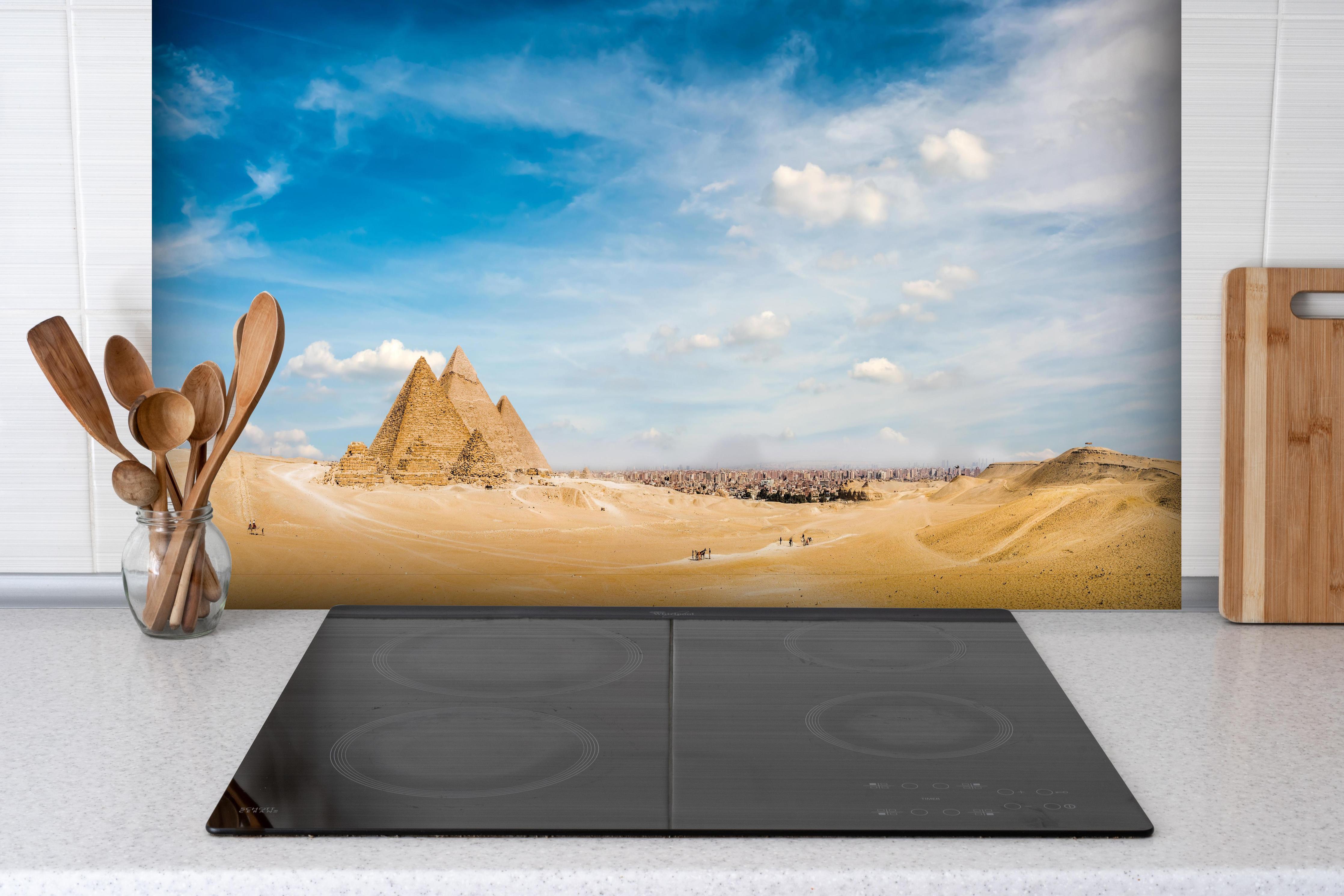 Spritzschutz - Ägyptische Pyramiden von Gizeh Panorama hinter einem Cerankochfeld zwischen Holz-Kochutensilien
