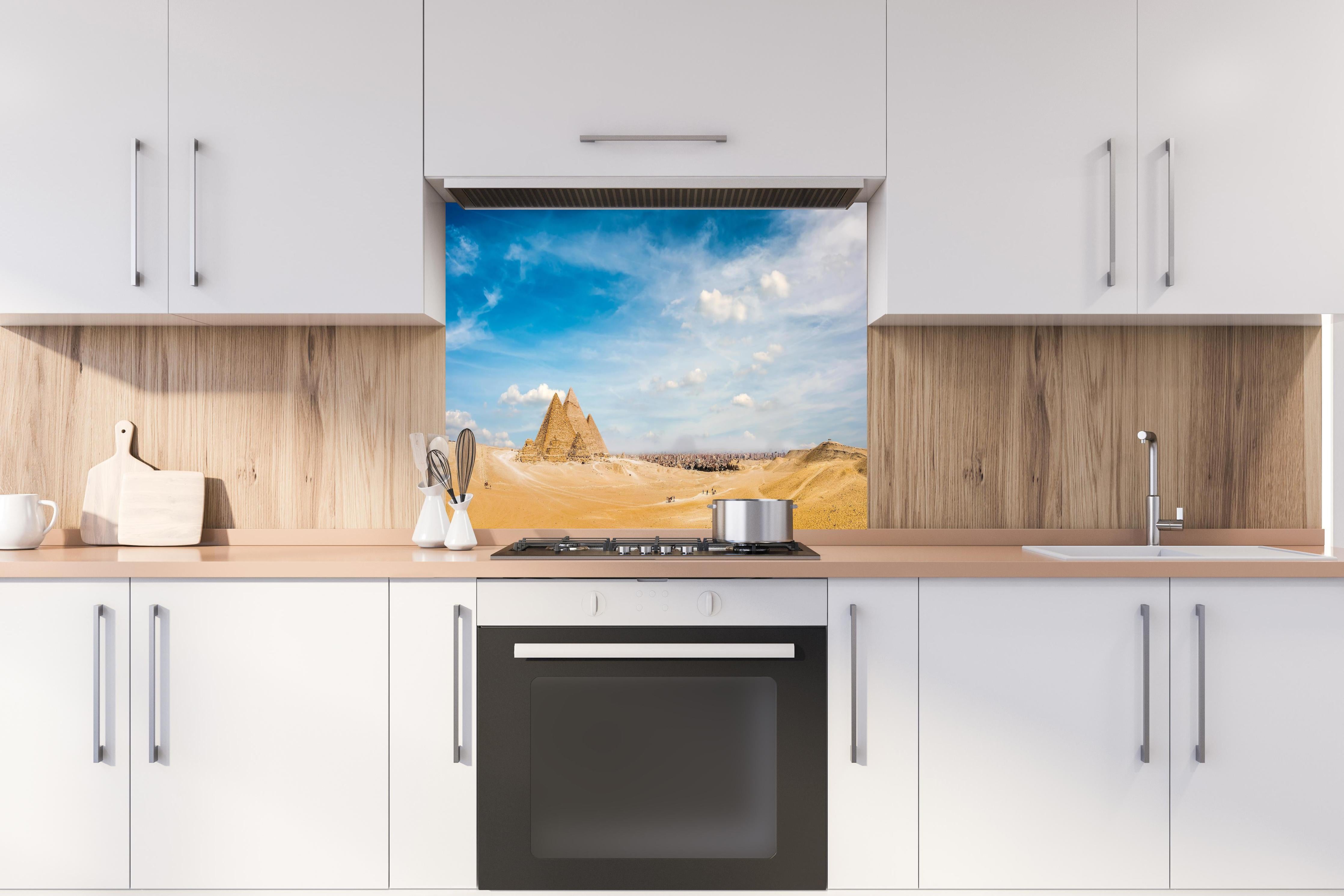 Spritzschutz - Ägyptische Pyramiden von Gizeh Panorama hinter einem Cerankochfeld zwischen Holz-Kochutensilien
