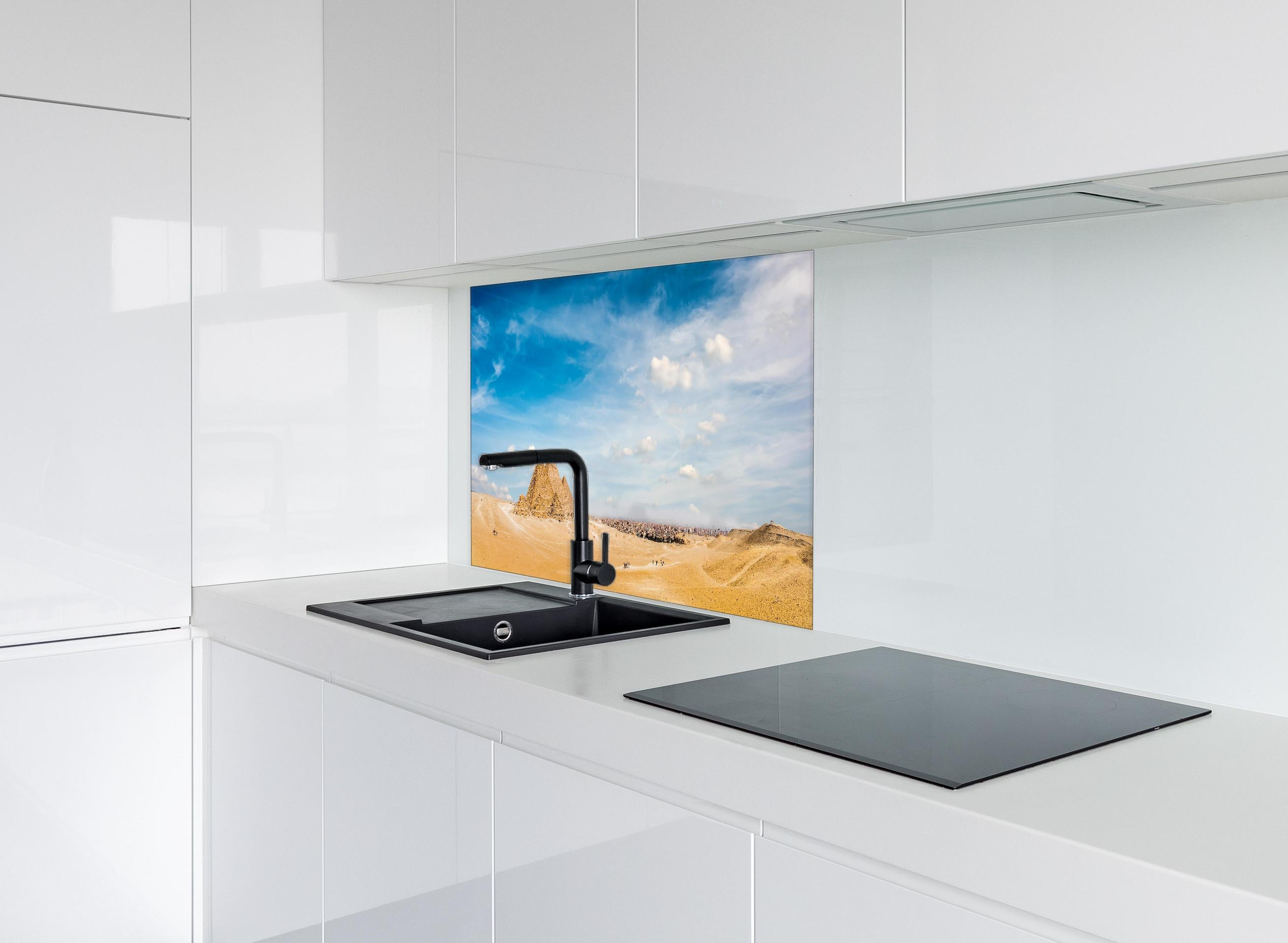 Spritzschutz - Ägyptische Pyramiden von Gizeh Panorama hinter einem Cerankochfeld zwischen Holz-Kochutensilien
