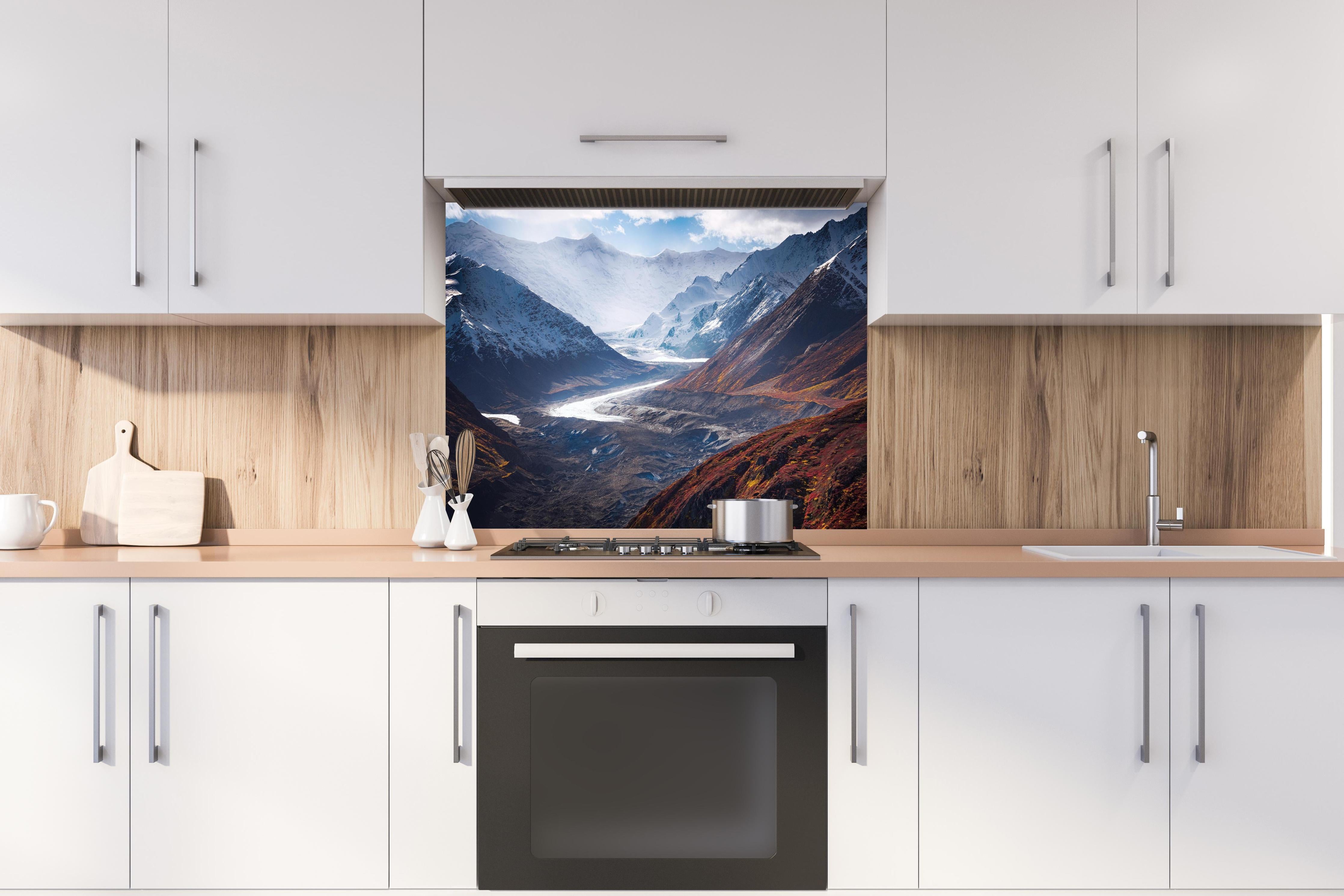 Spritzschutz - Alaska Herbst trifft Winter, Berglandschaft hinter einem Cerankochfeld zwischen Holz-Kochutensilien
