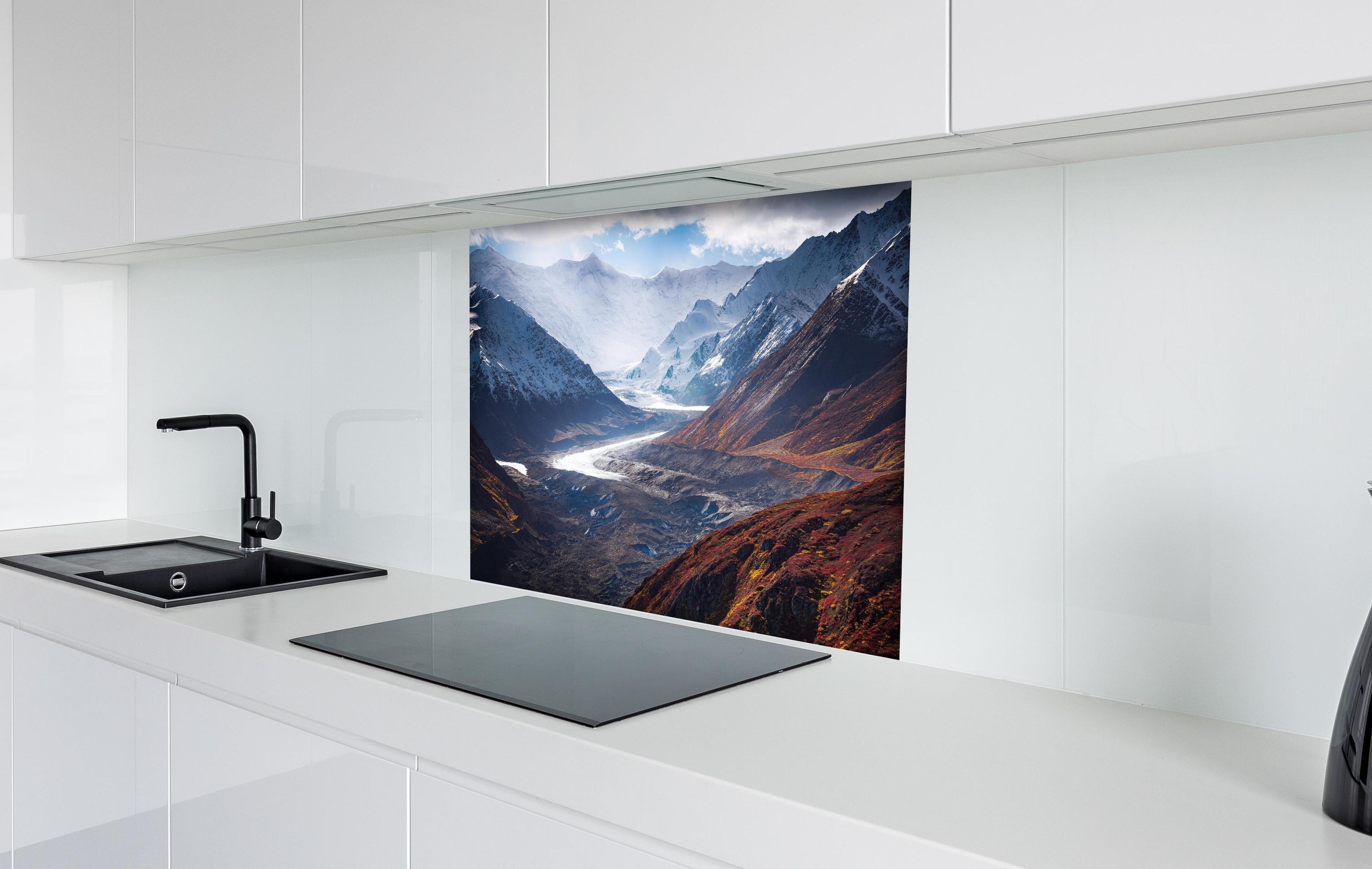 Spritzschutz - Alaska Herbst trifft Winter, Berglandschaft hinter einem Cerankochfeld zwischen Holz-Kochutensilien
