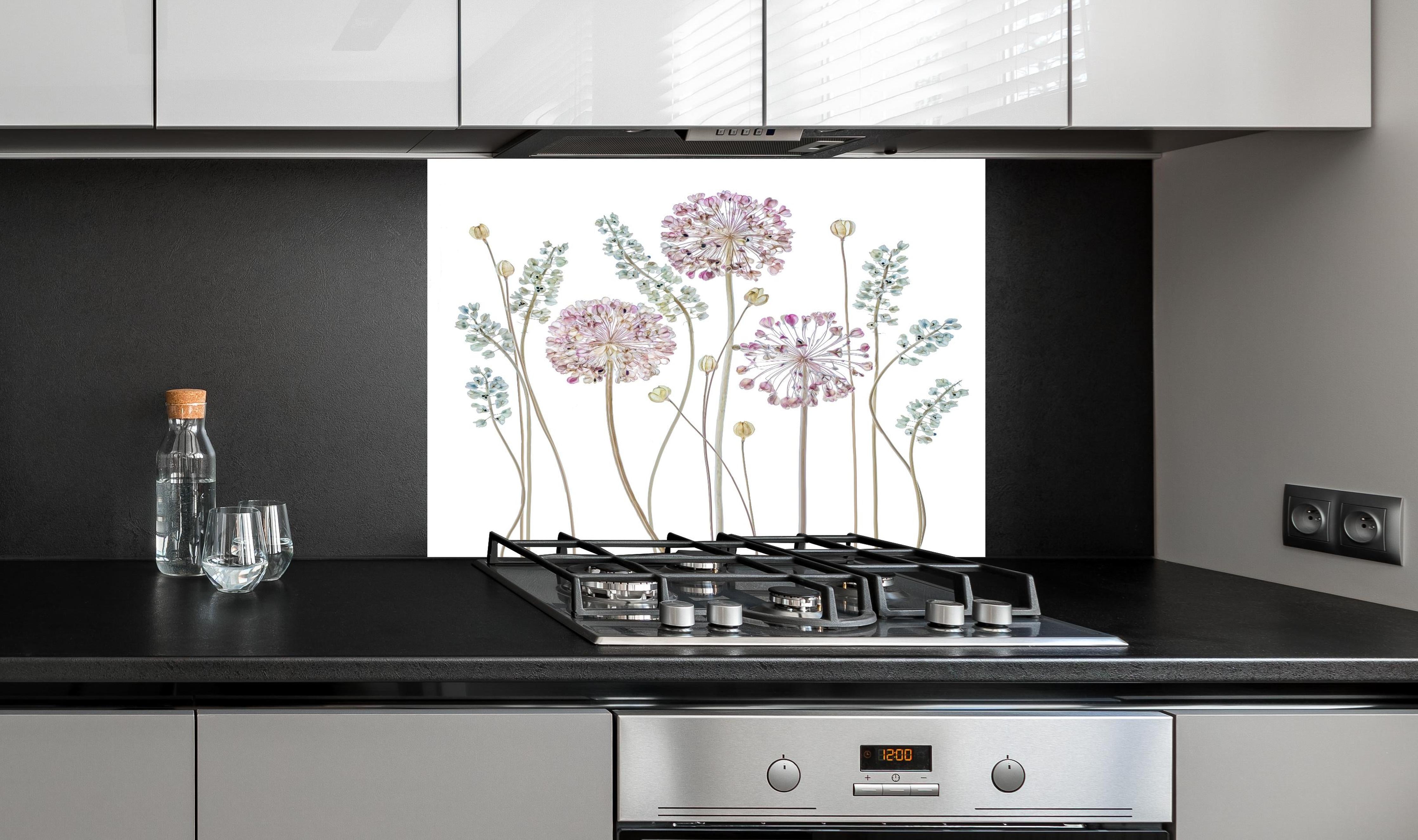 Spritzschutz - Allium Pflanzen - Floral hinter einem Cerankochfeld zwischen Holz-Kochutensilien
