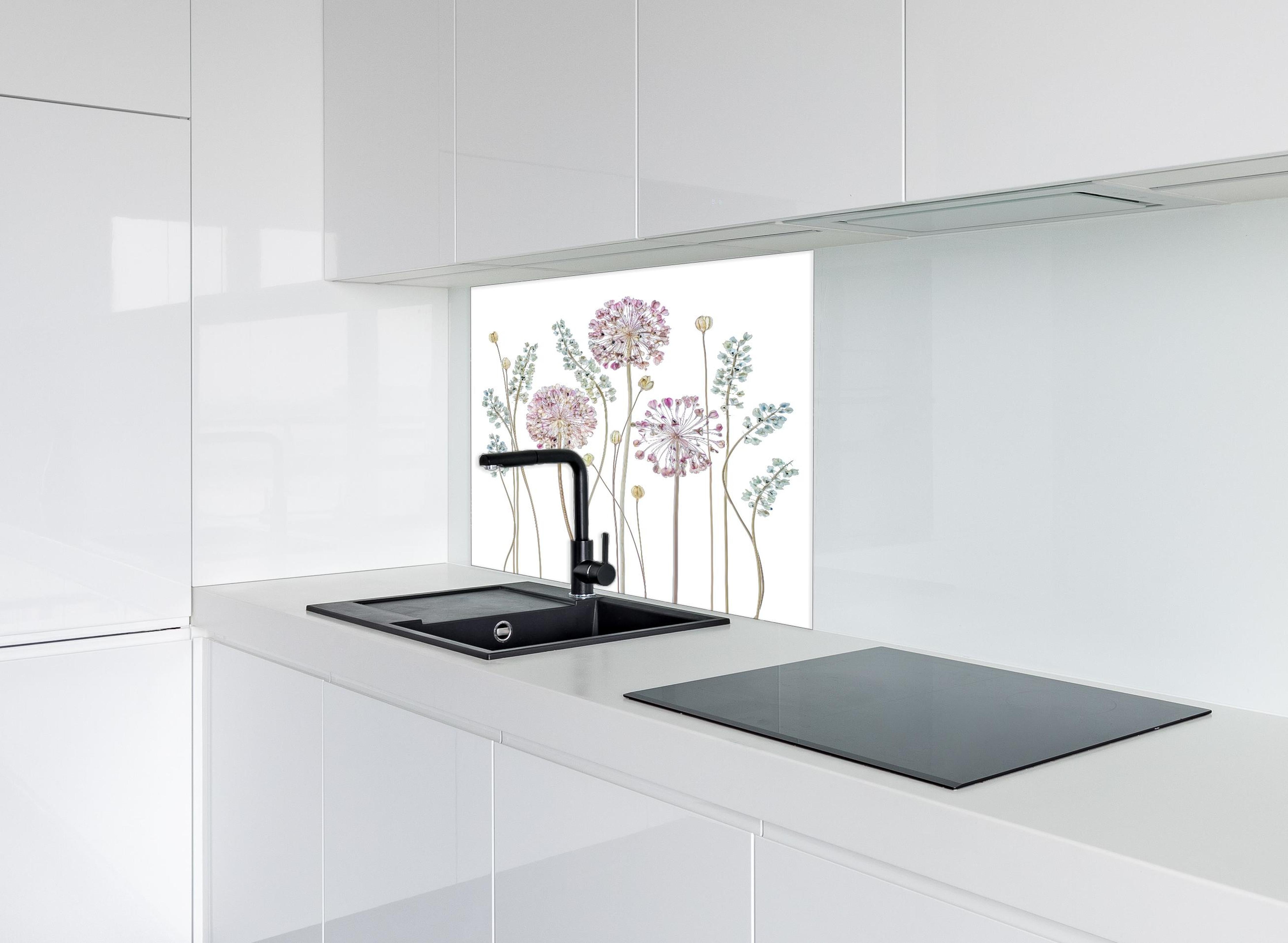 Spritzschutz - Allium Pflanzen - Floral hinter einem Cerankochfeld zwischen Holz-Kochutensilien
