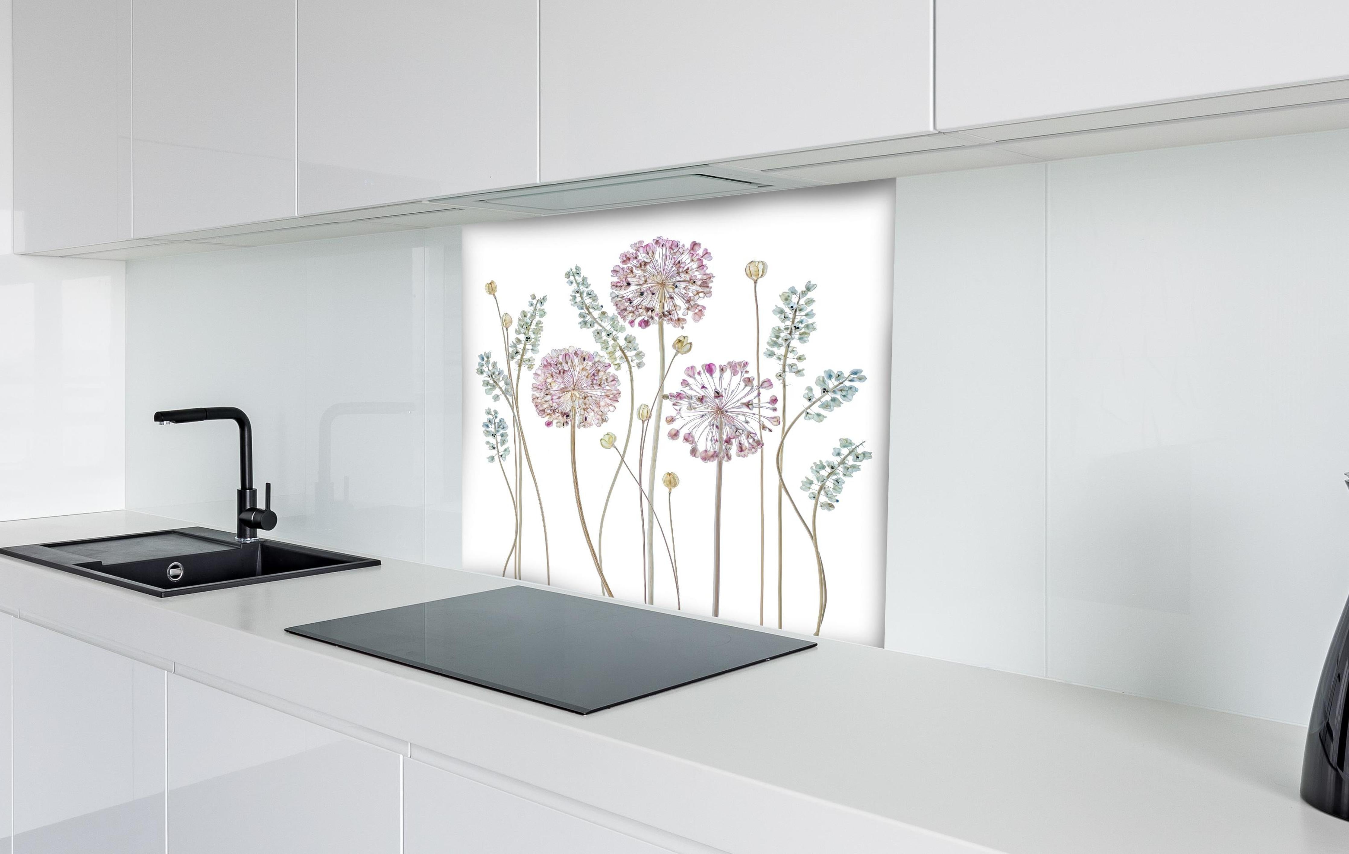 Spritzschutz - Allium Pflanzen - Floral hinter einem Cerankochfeld zwischen Holz-Kochutensilien

