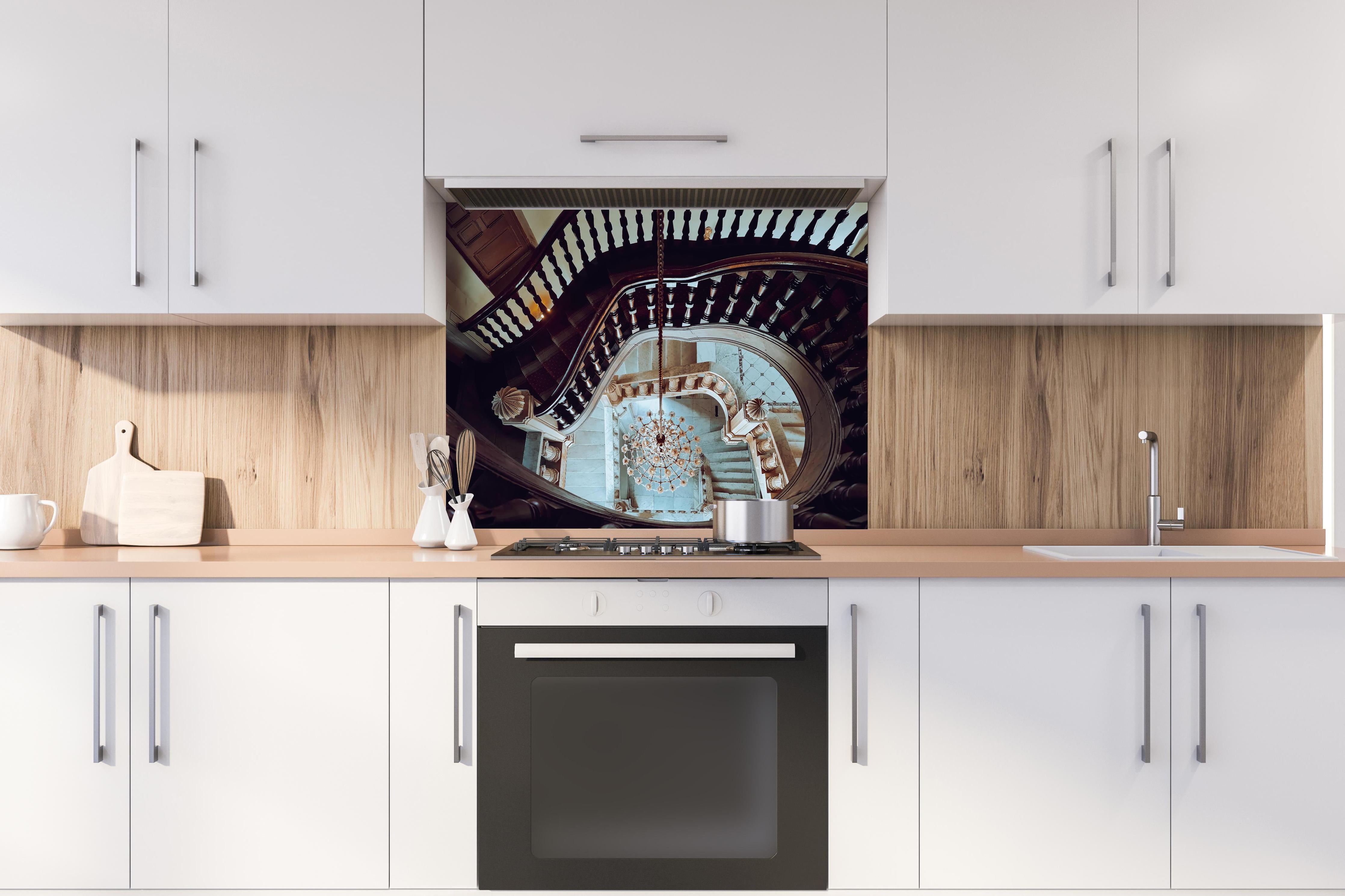 Spritzschutz - Alte Architektur - Baron Empain Palace hinter einem Cerankochfeld zwischen Holz-Kochutensilien
