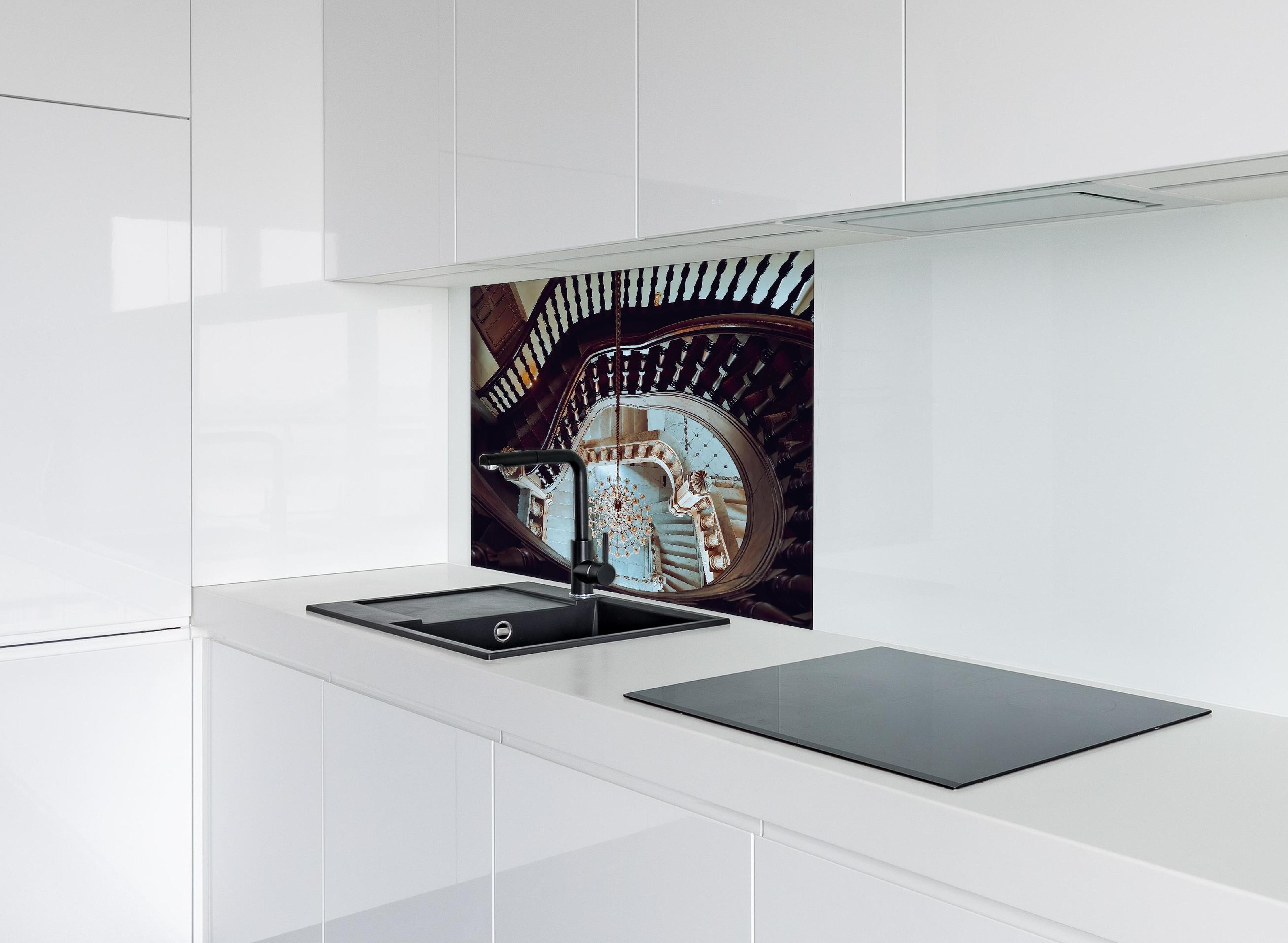 Spritzschutz - Alte Architektur - Baron Empain Palace hinter einem Cerankochfeld zwischen Holz-Kochutensilien
