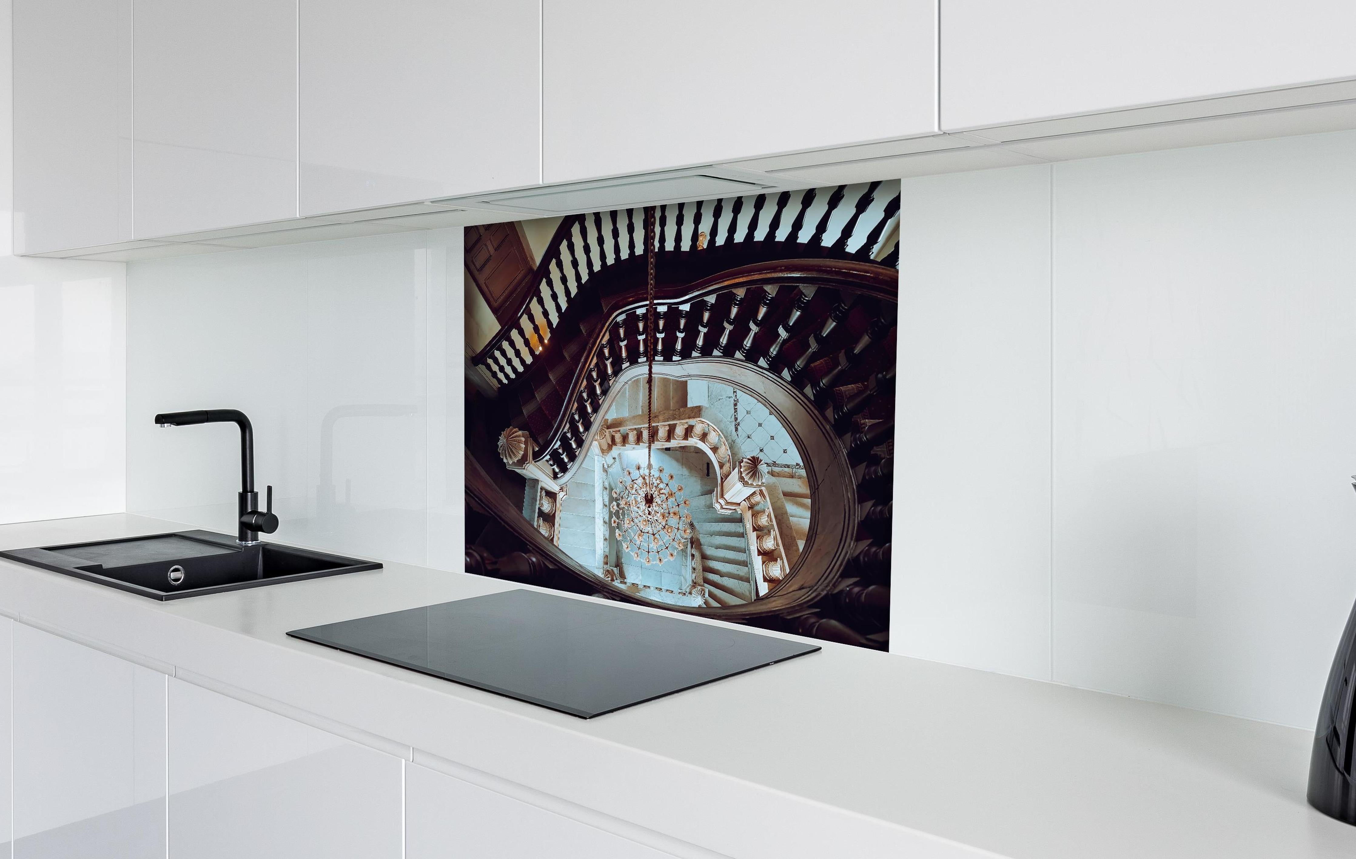 Spritzschutz - Alte Architektur - Baron Empain Palace hinter einem Cerankochfeld zwischen Holz-Kochutensilien
