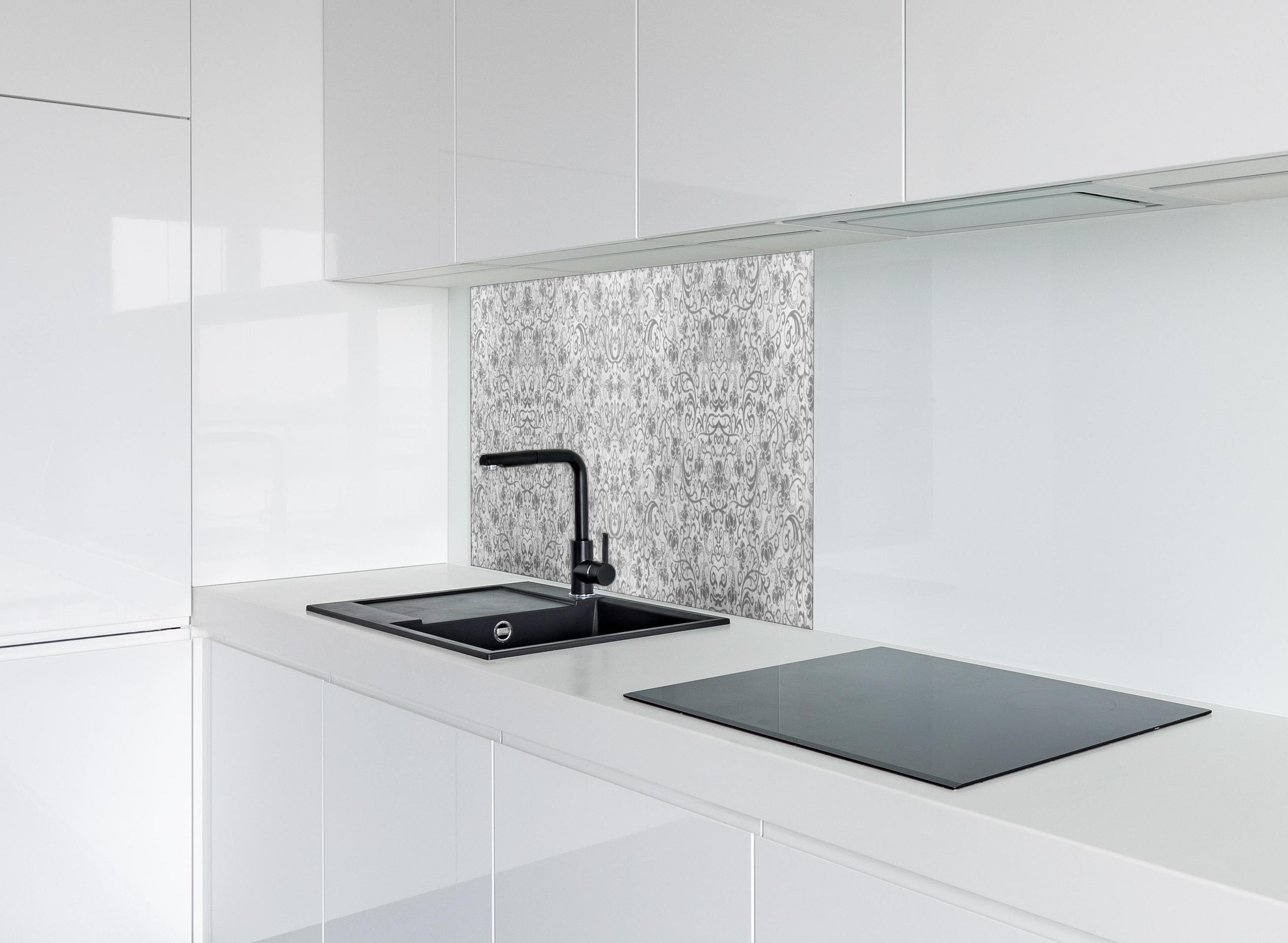 Spritzschutz - Alte Graue Betonwand mit Vintage-Muster hinter einem Cerankochfeld zwischen Holz-Kochutensilien
