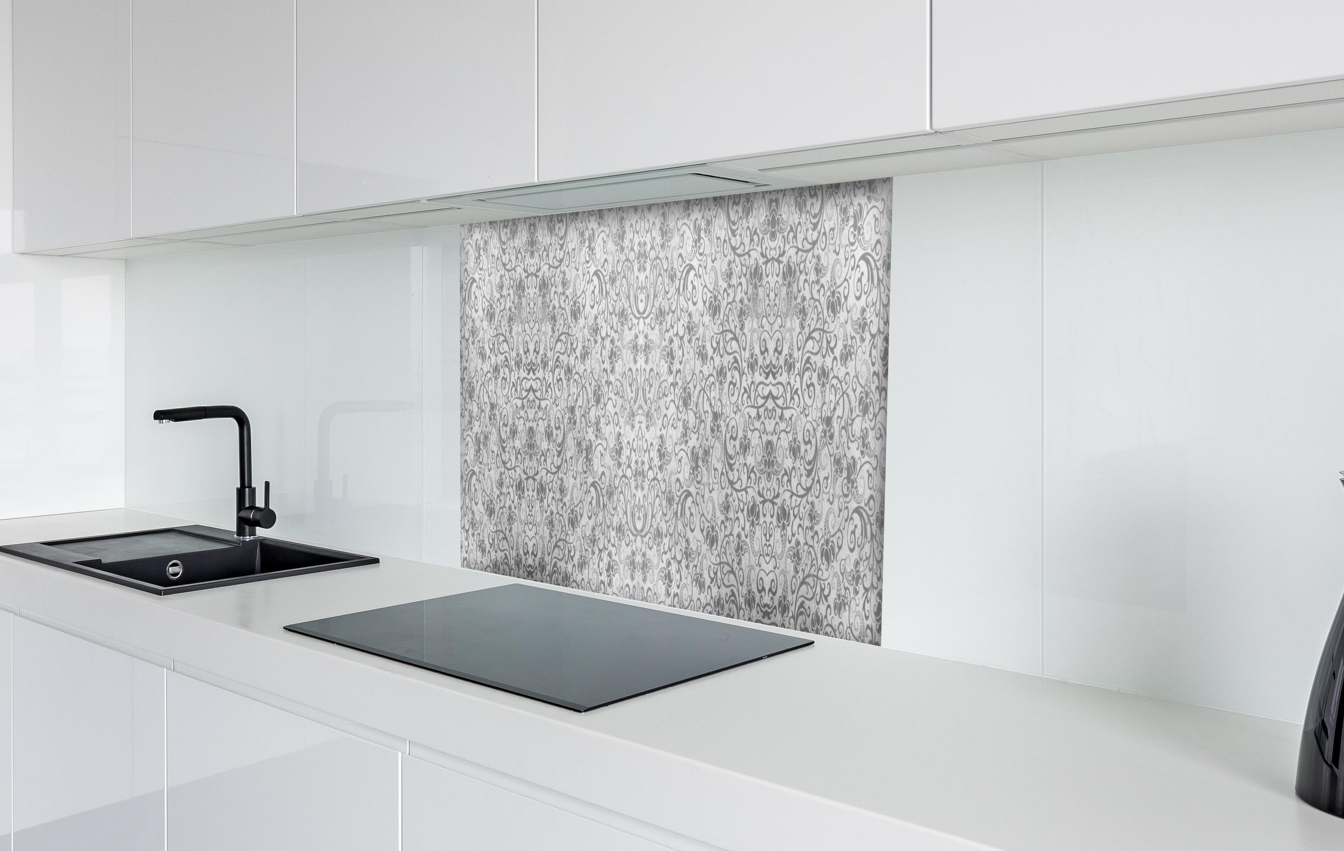 Spritzschutz - Alte Graue Betonwand mit Vintage-Muster hinter einem Cerankochfeld zwischen Holz-Kochutensilien
