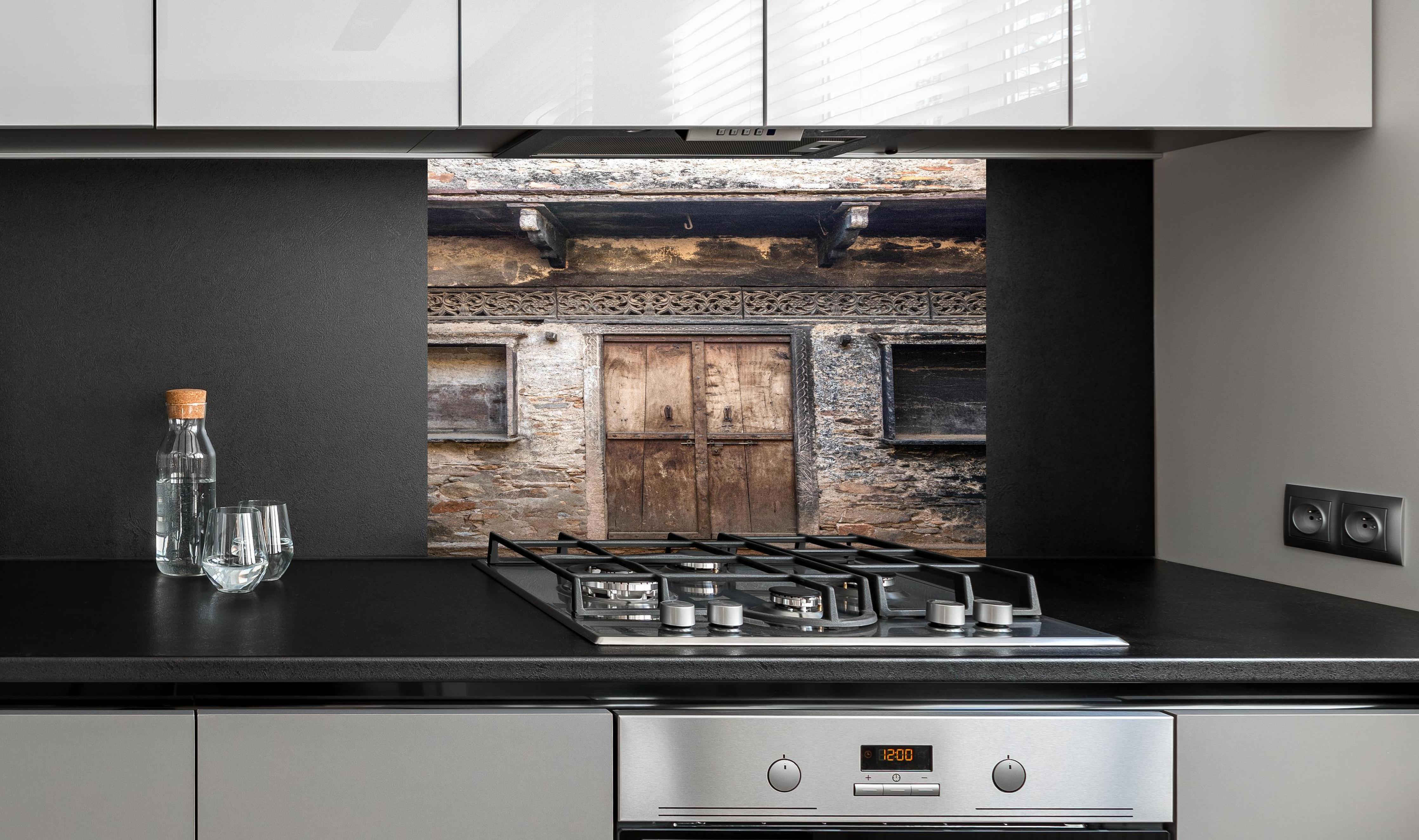 Spritzschutz - Alte Holztür und Wand Texturbild hinter einem Cerankochfeld zwischen Holz-Kochutensilien
