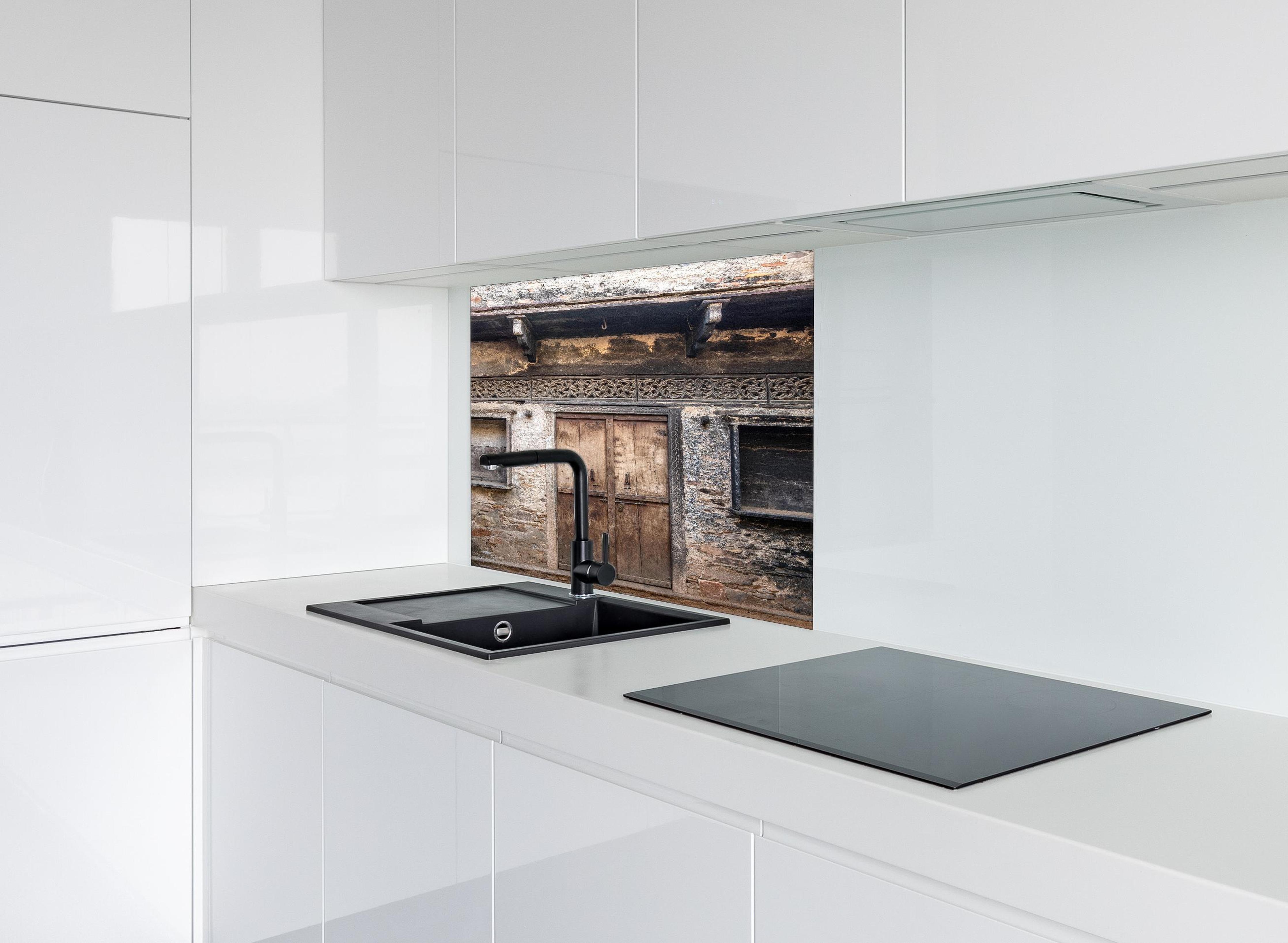 Spritzschutz - Alte Holztür und Wand Texturbild hinter einem Cerankochfeld zwischen Holz-Kochutensilien
