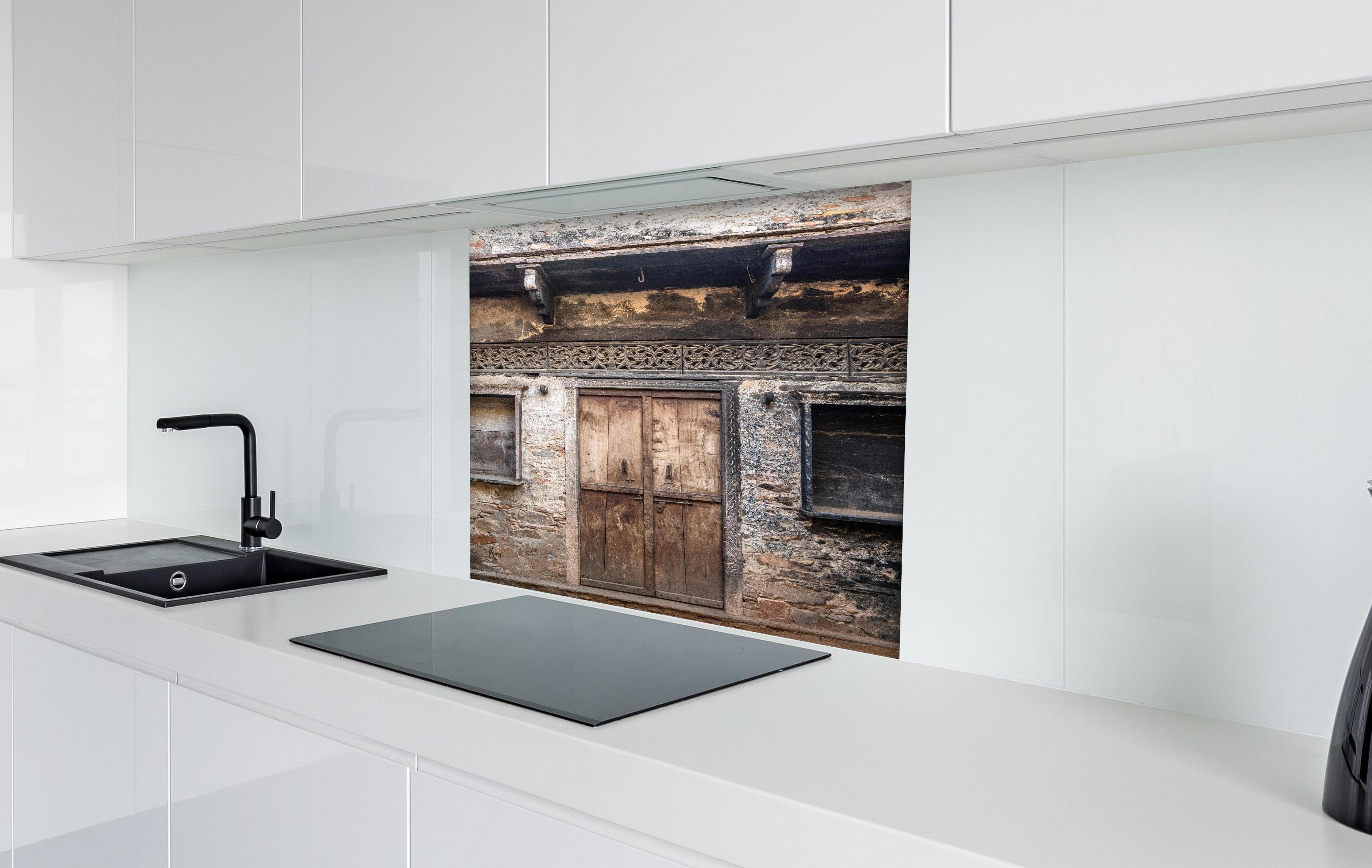 Spritzschutz - Alte Holztür und Wand Texturbild hinter einem Cerankochfeld zwischen Holz-Kochutensilien
