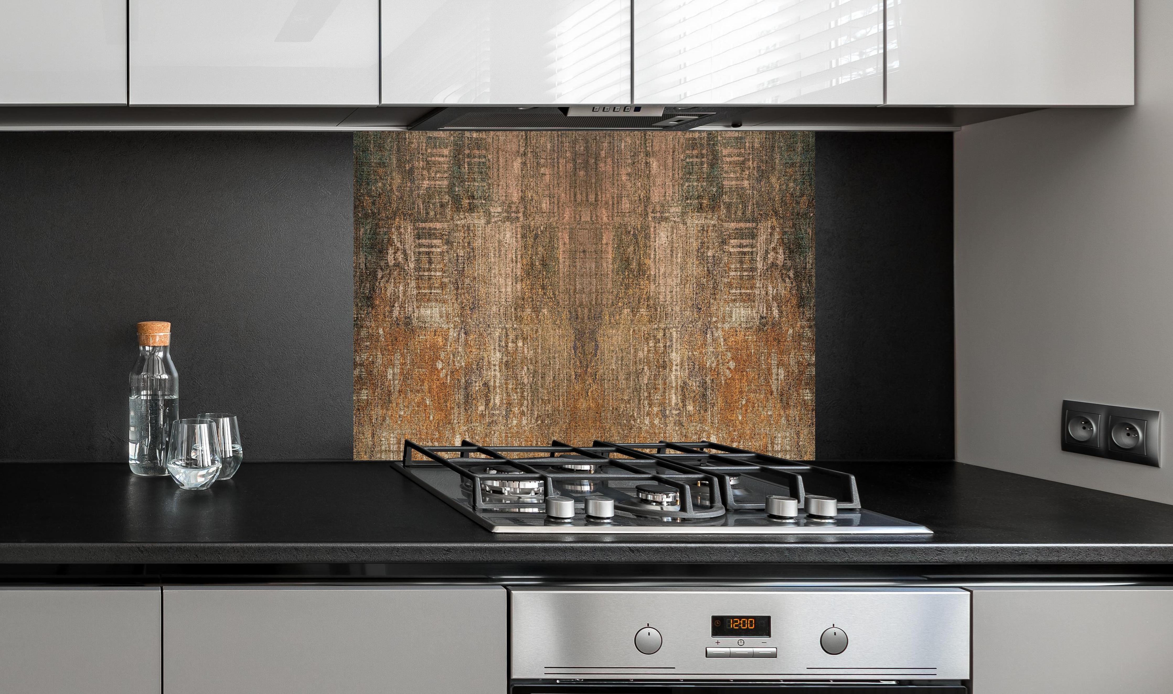 Spritzschutz - Alte Rostige Braun-Graue Betonwand Textur hinter einem Cerankochfeld zwischen Holz-Kochutensilien
