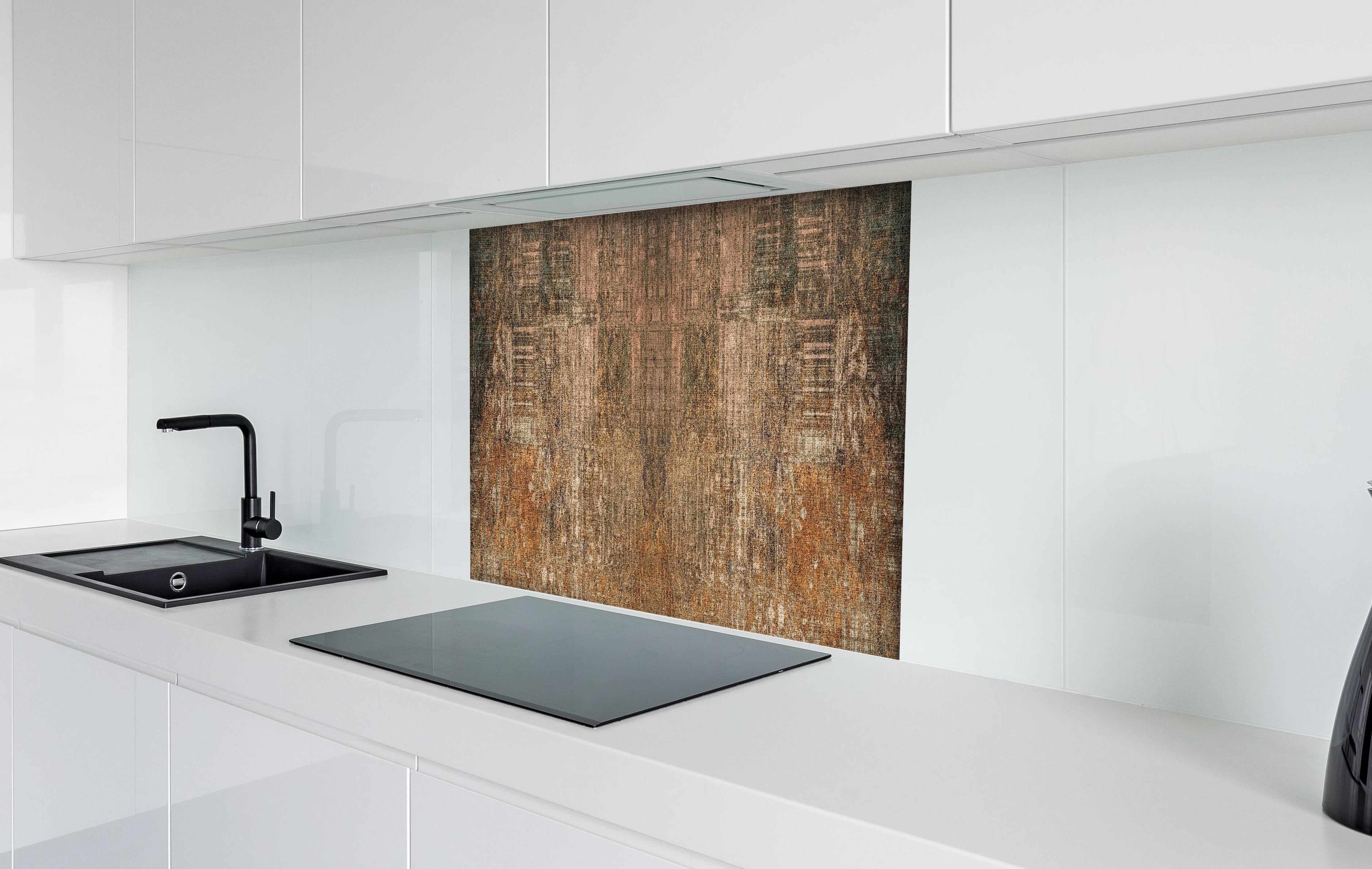 Spritzschutz - Alte Rostige Braun-Graue Betonwand Textur hinter einem Cerankochfeld zwischen Holz-Kochutensilien
