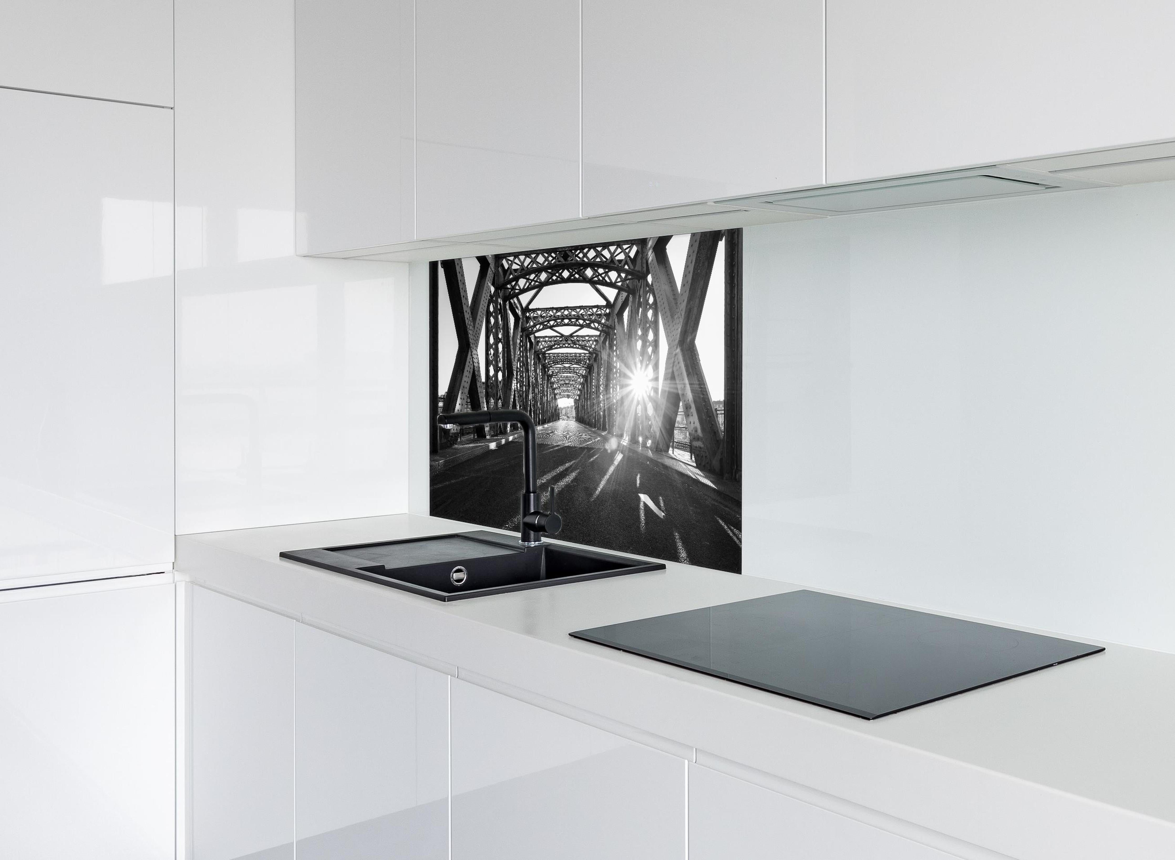 Spritzschutz - Alte Stadtbrücke hinter einem Cerankochfeld zwischen Holz-Kochutensilien
