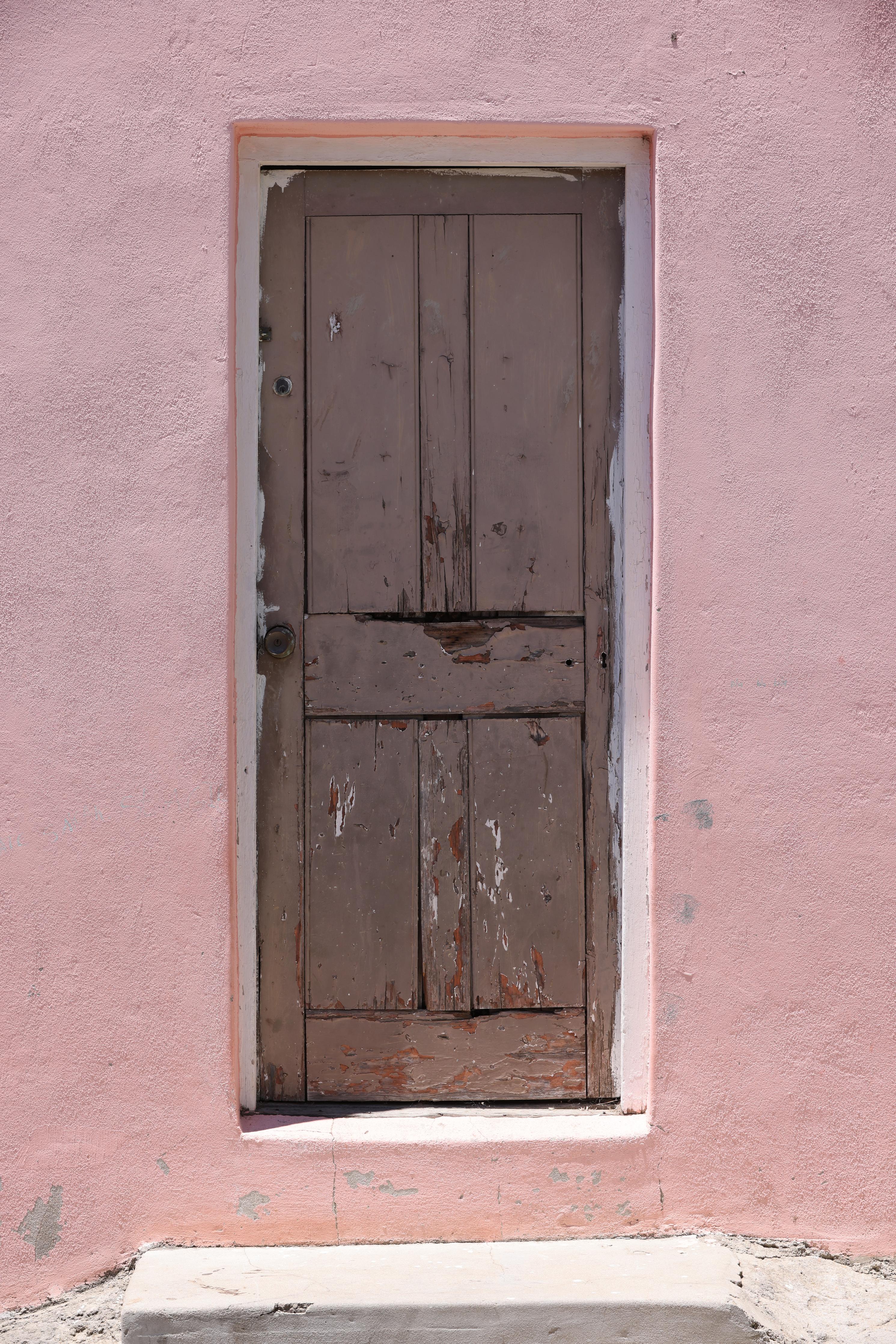 Spritzschutz-Alte Tür mit abblätternder Farbe an Rosa Wand