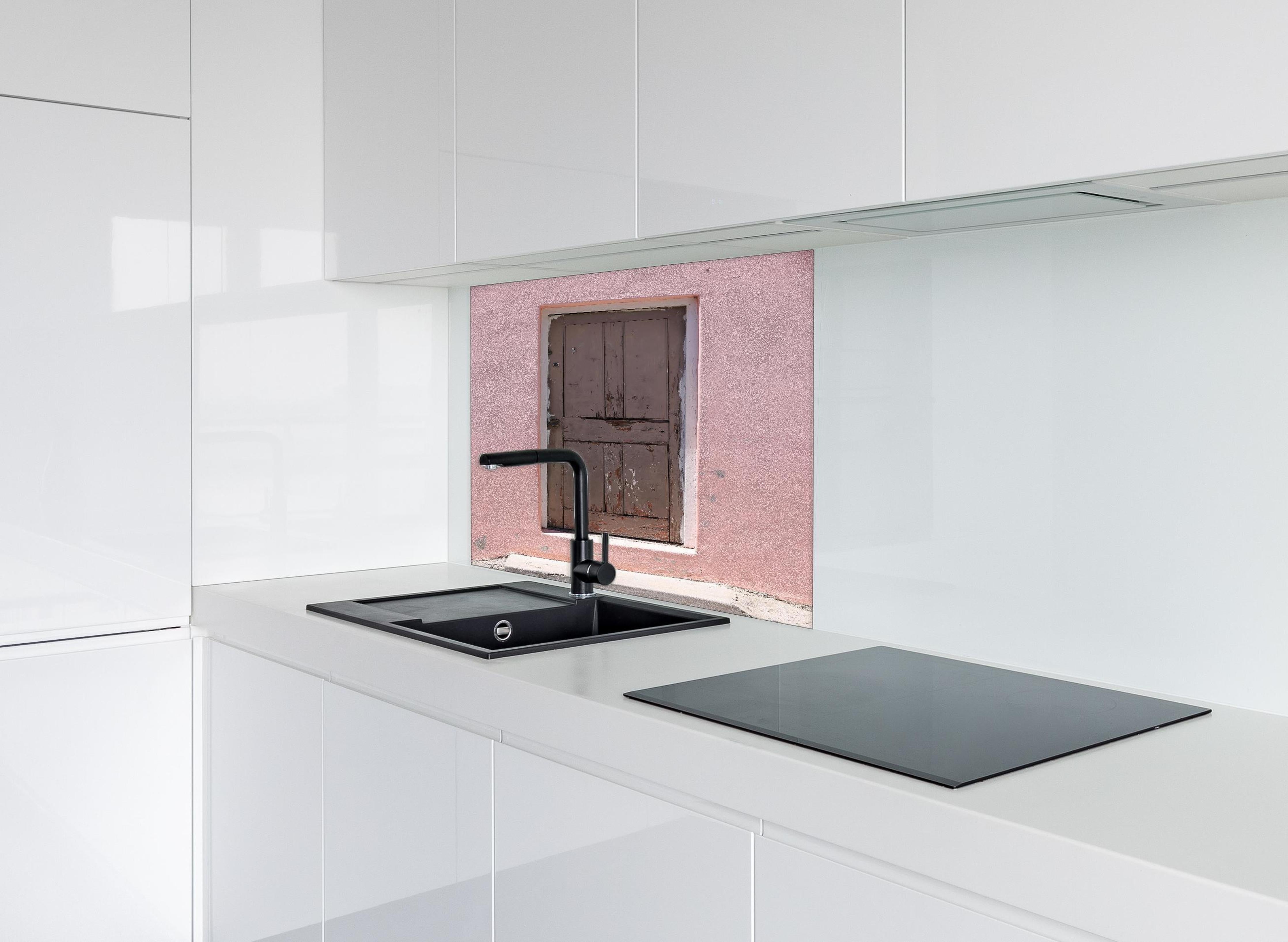 Spritzschutz - Alte Tür mit abblätternder Farbe an Rosa Wand hinter einem Cerankochfeld zwischen Holz-Kochutensilien
