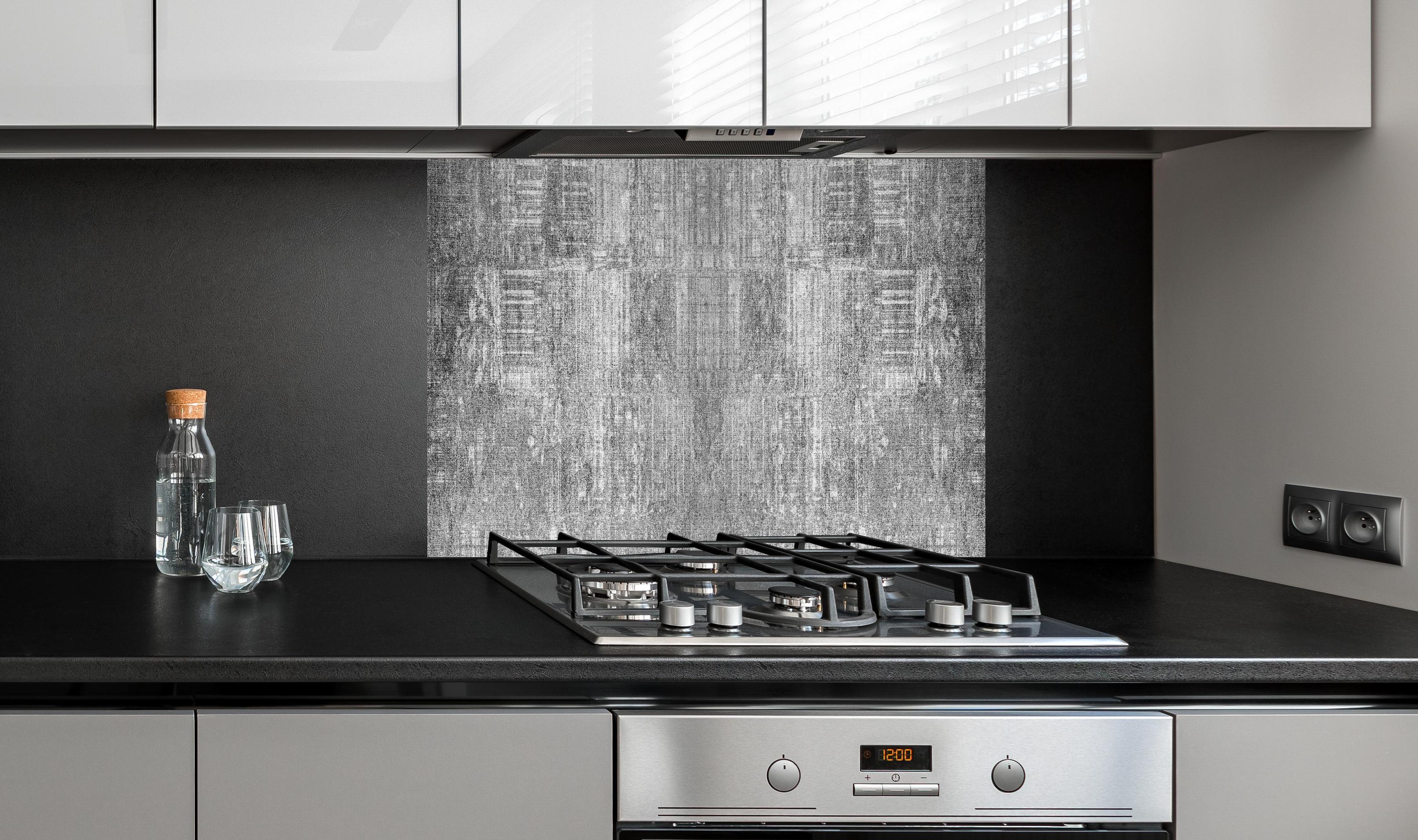 Spritzschutz - Alte Vintage Betonmauer Panorama-Textur hinter einem Cerankochfeld zwischen Holz-Kochutensilien
