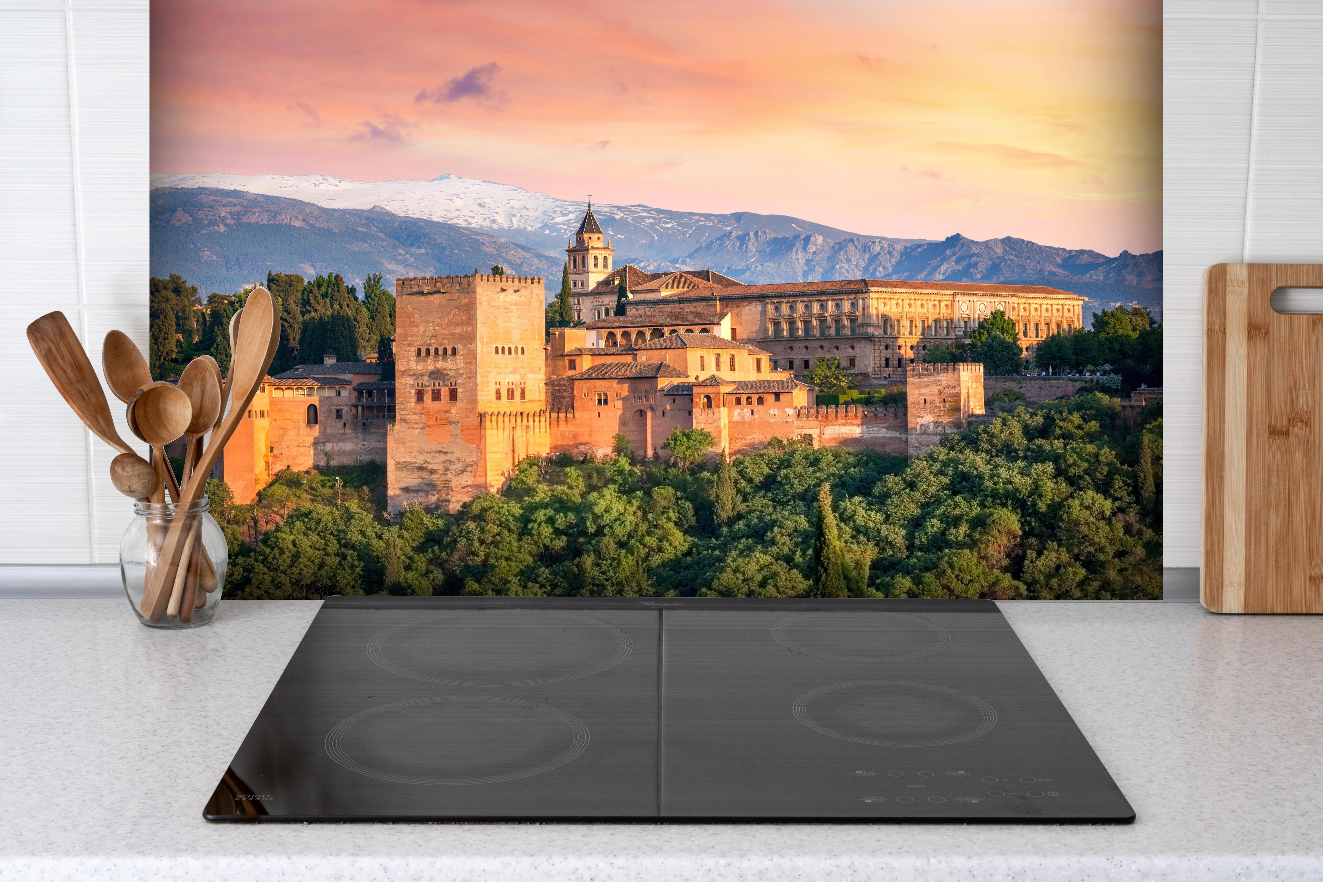 Spritzschutz - Alte arabische Festung - Alhambra hinter einem Cerankochfeld zwischen Holz-Kochutensilien
